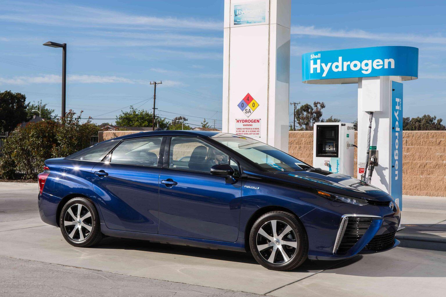 Painiava: keli „Toyota“ vandeniliniai automobiliai registracijos dokumentuose turi neteisingą įrašą – „elektra“.