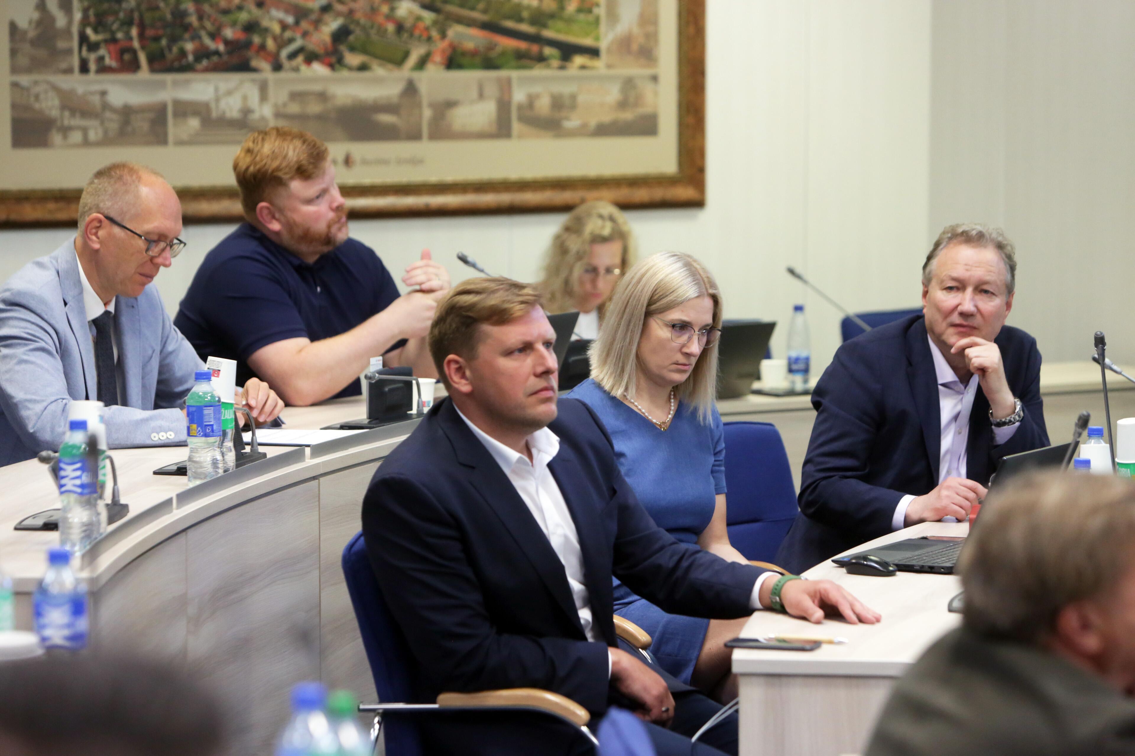 Prievolė: išrinkti miesto tarybos nariai kadencijos metu privalo kasmet atsiskaityti rinkėjams už nuveiktus darbus.