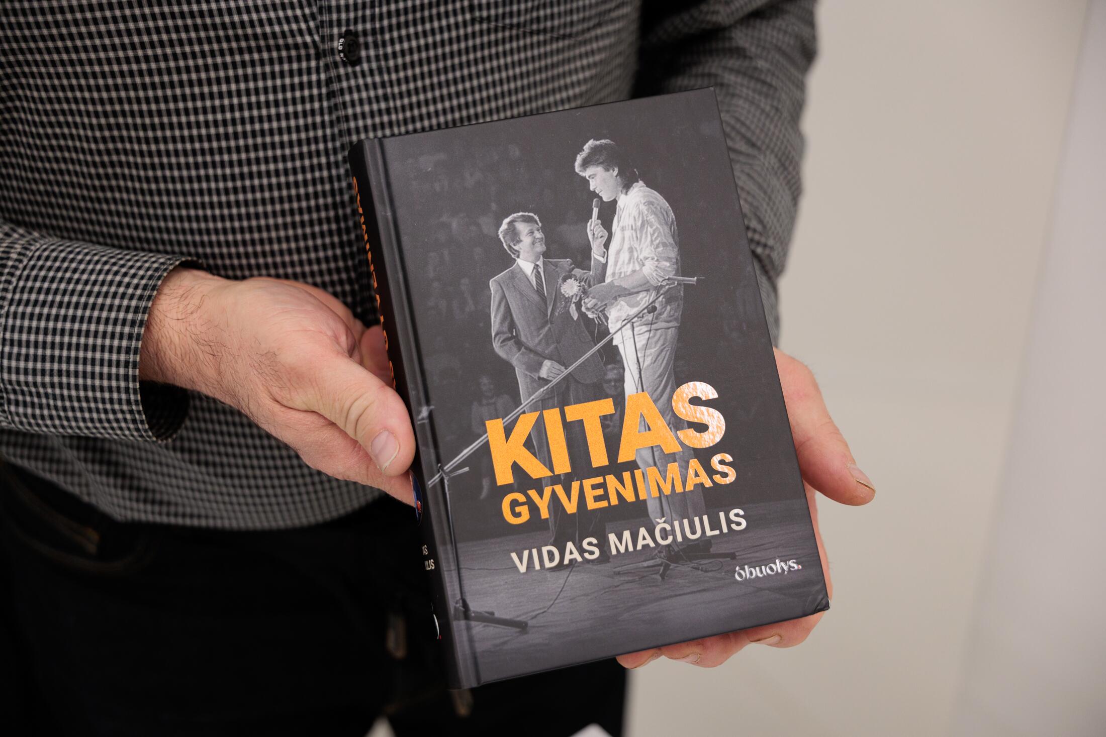 Atsakymas: nors dalis skaitytojų vylėsi sulaukti ir antros knygos dalies, autorius patikino, kad jos tikrai nebus.