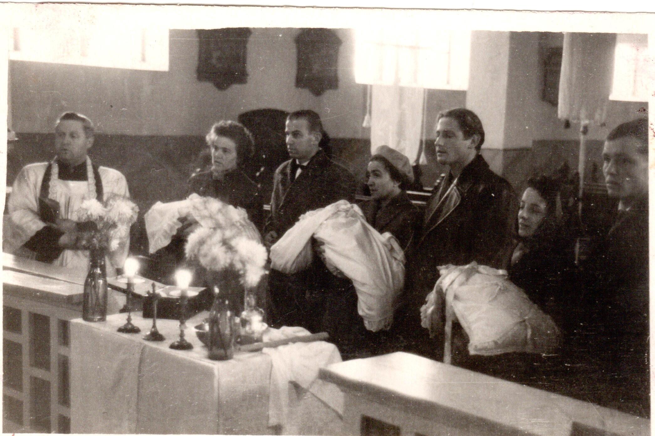 Krikštynos: fotografijos data – 1961 m. lapkričio 7-oji – „spalio revoliucijos šventė“, tikintiesiems – tiesiog laisva diena, tądien Priekulės klebonas H. Šulcas pakrikštijo penkis vaikus.