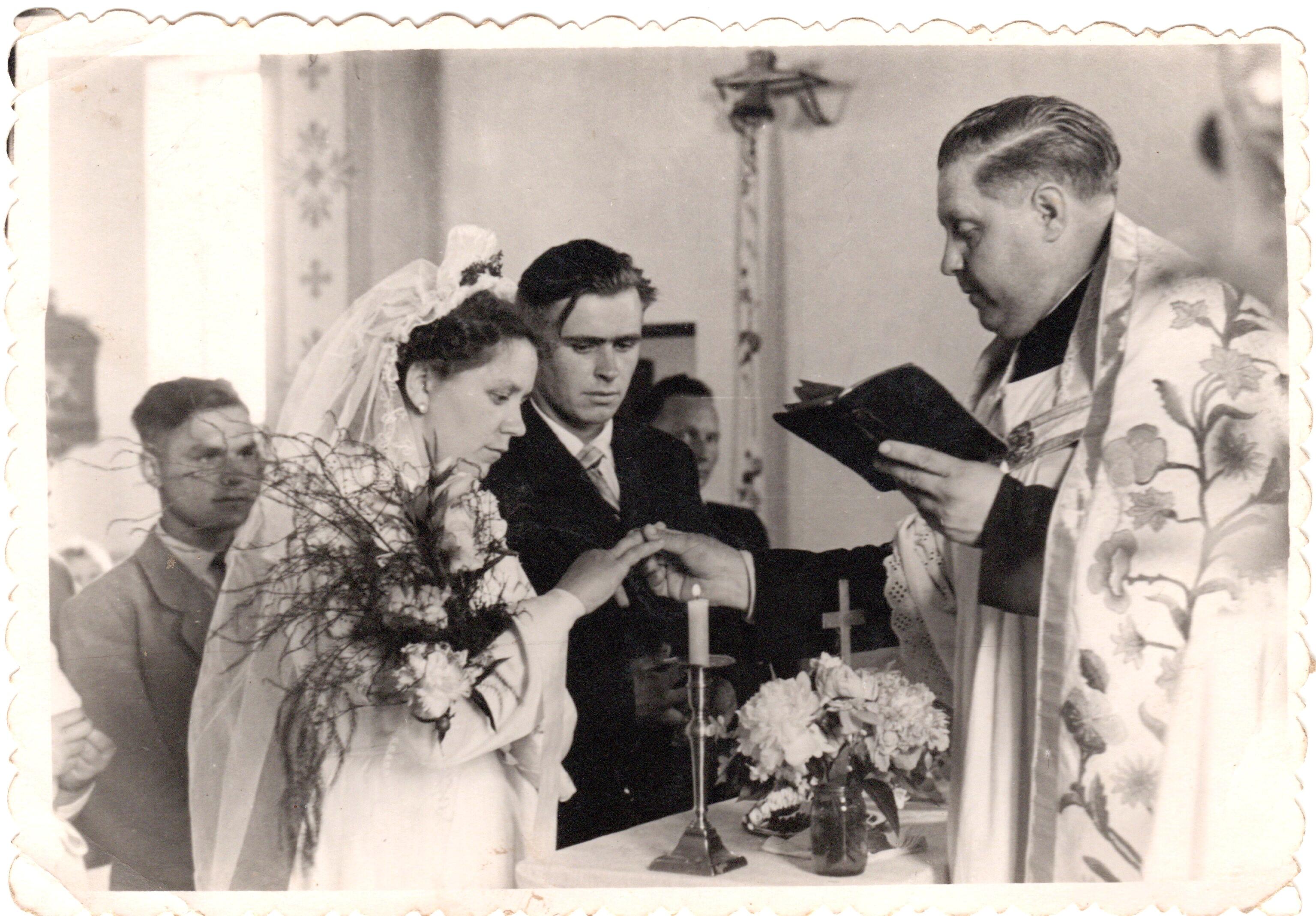 Vestuvės: giliausiu sovietmečiu kunigui H. Šulcui sovietų tvarka buvo nė motais. Nuotraukoje užfiksuota, kaip 1960 m. per Antanines jis tuokia jaunavedžius bažnytinėmis apeigomis.