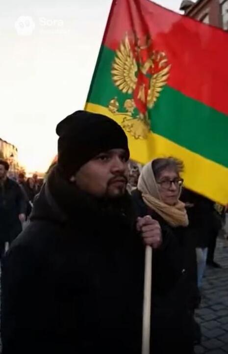 Eisena: dirbtinio intelekto pagalba sugeneruotame vaizdo įraše esą fiksuota piliečių eisena uostamiestyje, tačiau įrašo veikėjai pasirodė itin tamsaus gymio, o veiksmas vyko gatvėje, kuri nepanaši nė į vieną, esančią Klaipėdoje.