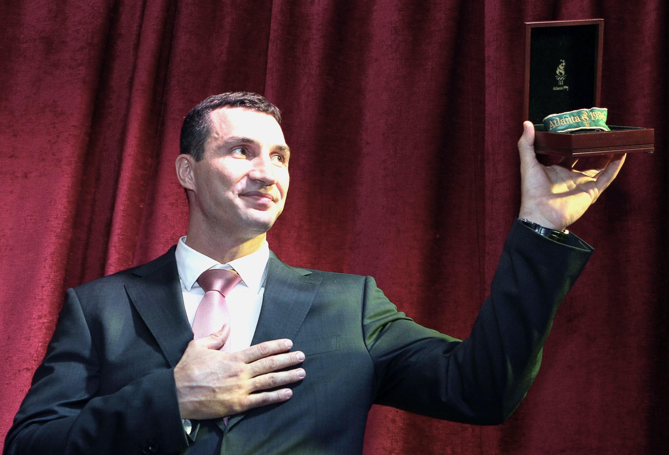 Poelgis: Ukrainos bokso legenda V. Klyčko už savo 1996 m. olimpinį aukso medalį gautą 1 mln. JAV dolerių skyrė labdarai.
