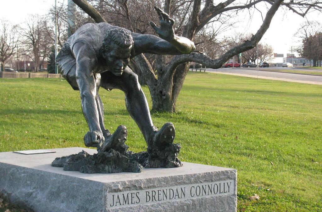 Atmintis: pirmasis olimpinis čempionas J. B. Connolly įamžintas Pietų Bostone (JAV), „Moakley“ parke.