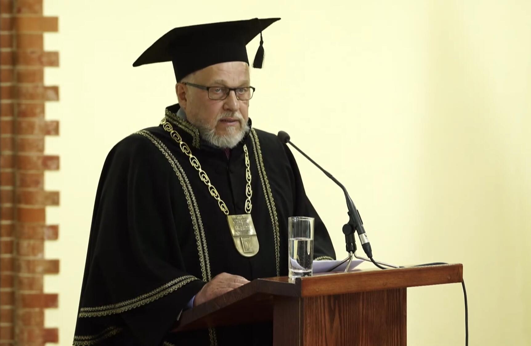 Vardas: 2021-aisiais V. Čepui buvo suteiktas Klaipėdos universiteto garbės daktaro vardas.