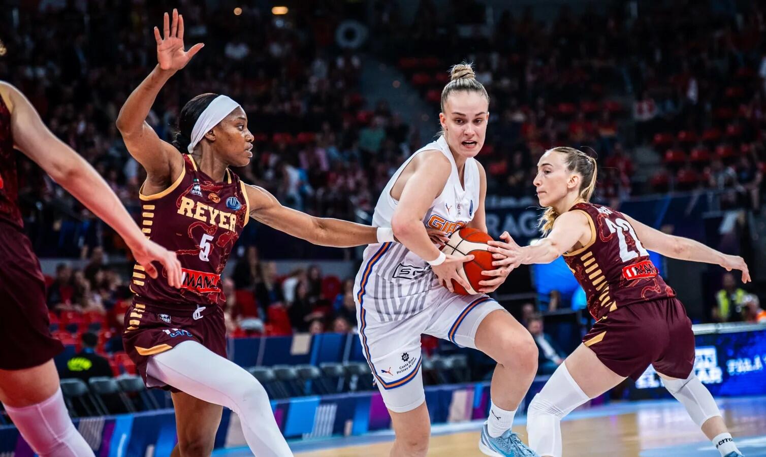 Karjera: J. Jocytė (su kamuoliu) – viena Žironos „Spar“ ekipos lyderių.