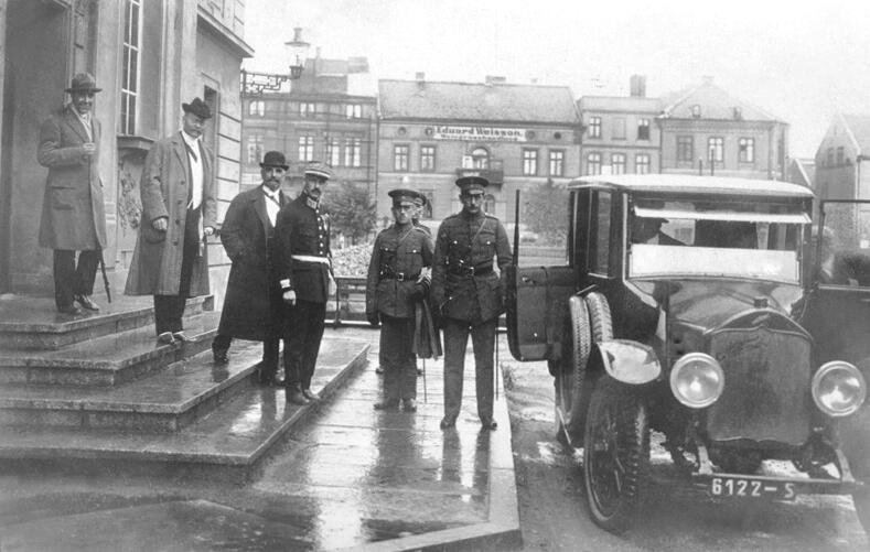 Apsauga: Klaipėdos krašto prefektas, Prancūzijos administracijos atstovas Gabrielius Jeanas Petisné išeina iš Biržos pastato, jo apsaugininkai – krašto policininkai.