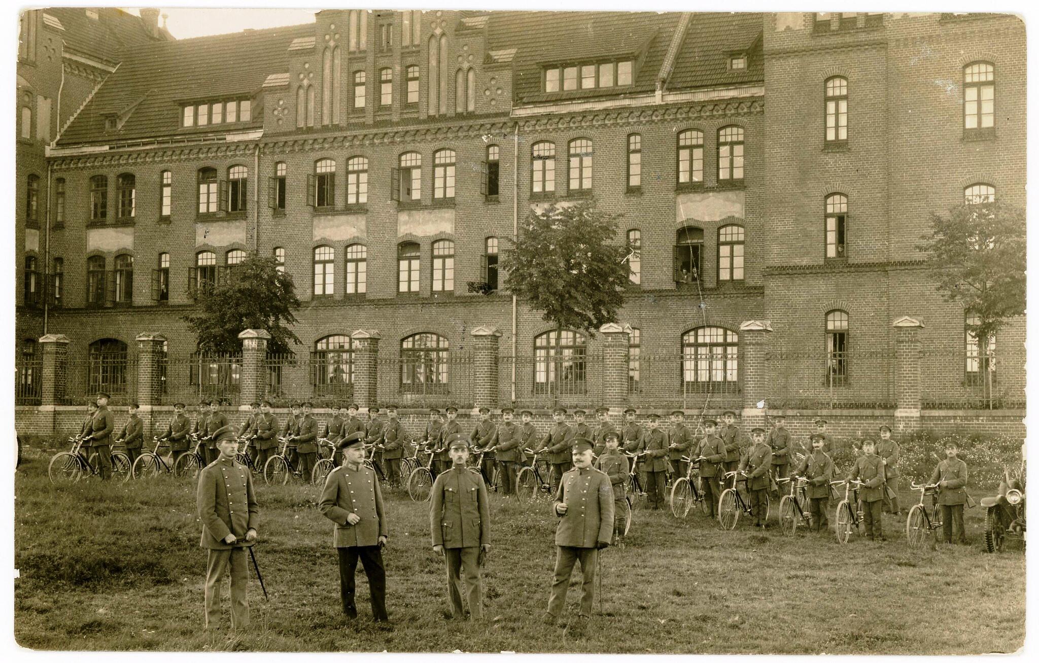 Pajėgos: krašto policininkai su dviračiais buvusių kareivinių, dabar Klaipėdos universiteto miestelio pastatų fone dabartinėje Herkaus Manto gatvėje, 1923 m.