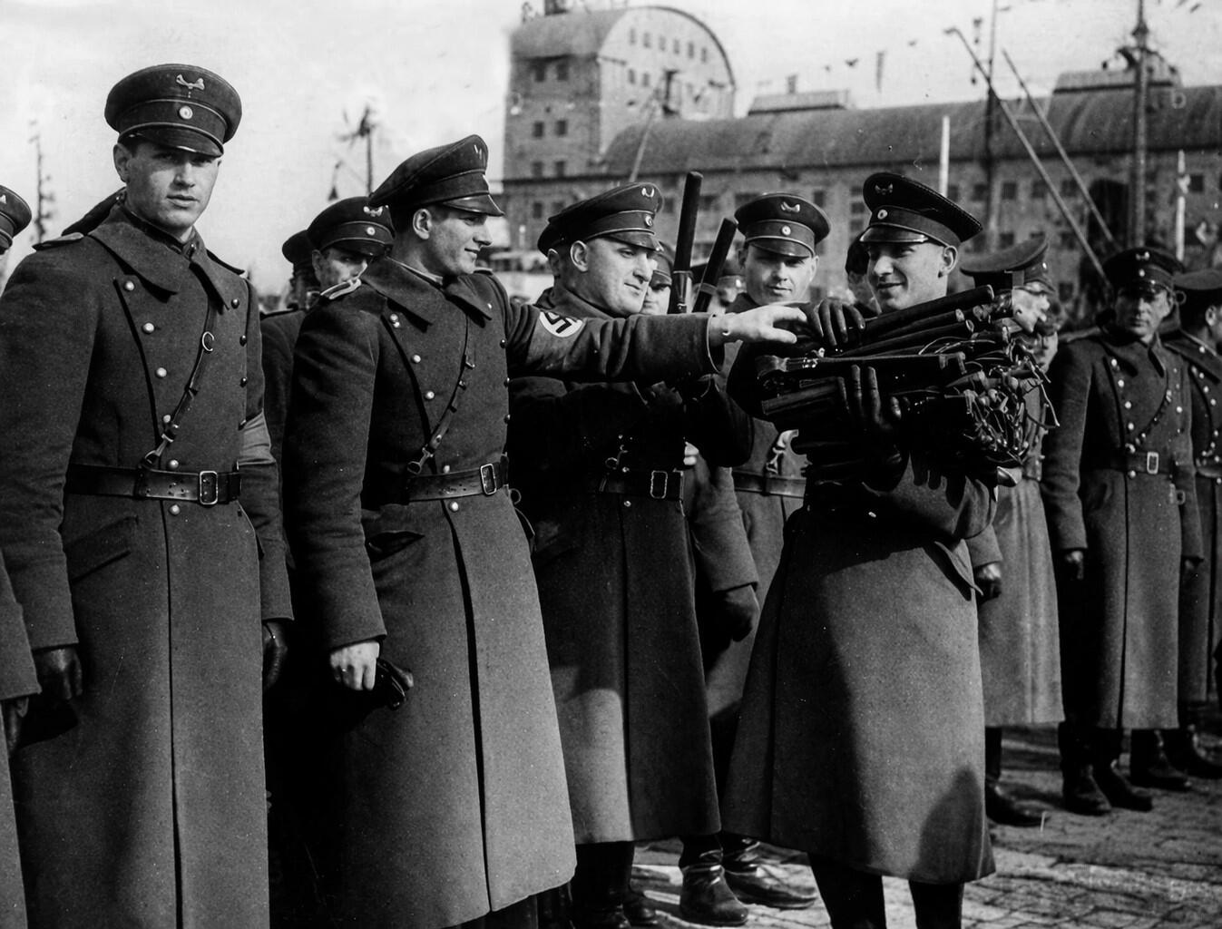 Nuginklavimas: 1939 m. kovo 23 d. į Klaipėdą atvykus A. Hitleriui, Klaipėdos krašto policininkai „nuginkluojami“, jie atiduoda savo lazdas, o kaip skiriamąjį ženklą, kad jie jau Trečiojo reicho pareigūnai, ant rankovių privalėjo užsirišti raištį su nacių 