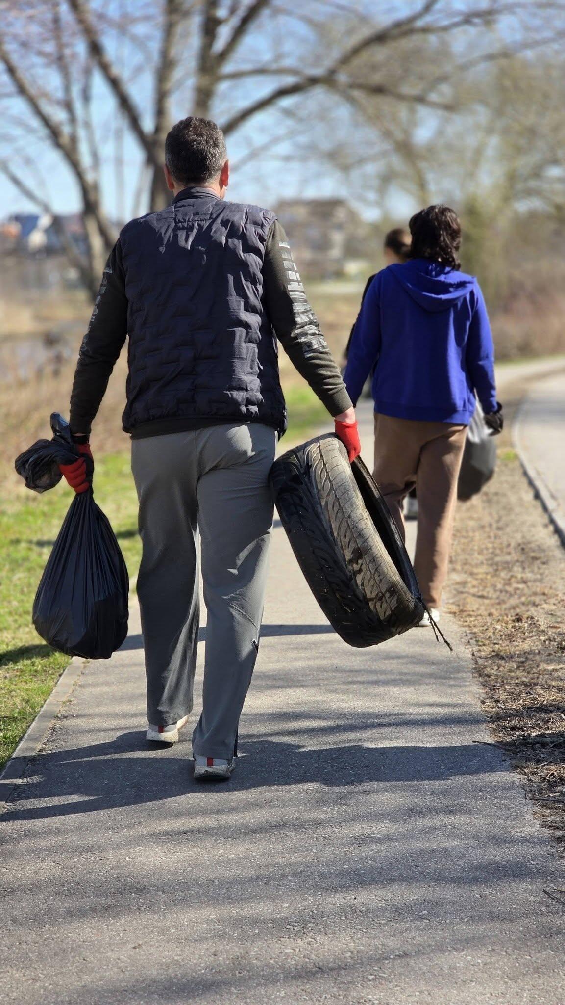 Kiekis: surinktų padangų skaičius nustebino, vien iš upelio buvo ištraukta apie dešimt.