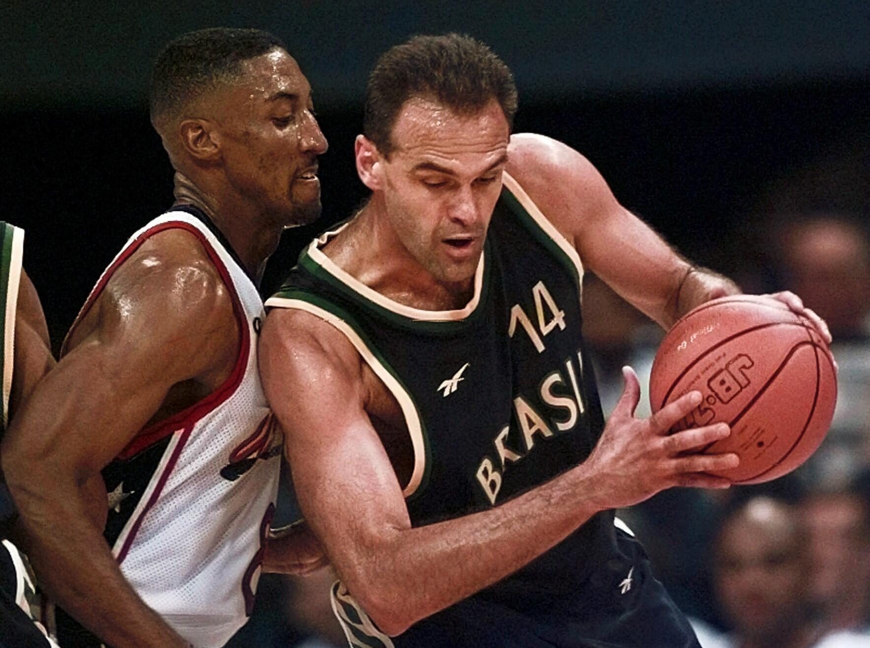 Nesulaikomas: brazilų taškų mašina nežaidė NBA, bet per rungtynes JAV krepšinio asams (kairėje – S. Pippenas) kėlė daug rūpesčių.
