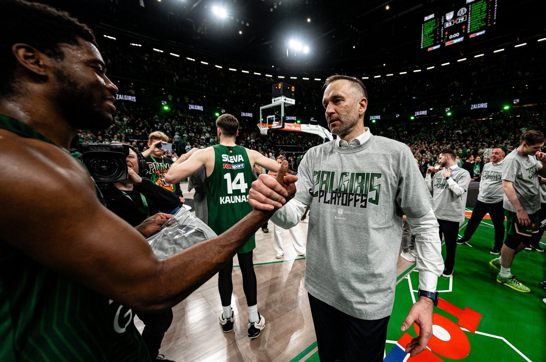 Akordas: T. Masiulis savo sportinių trofėjų kolekciją papildė žalgirietiškais marškinėliais su užrašu apie skambų sezono pasiekimą – Eurolygos atkrintamąsias varžybas.