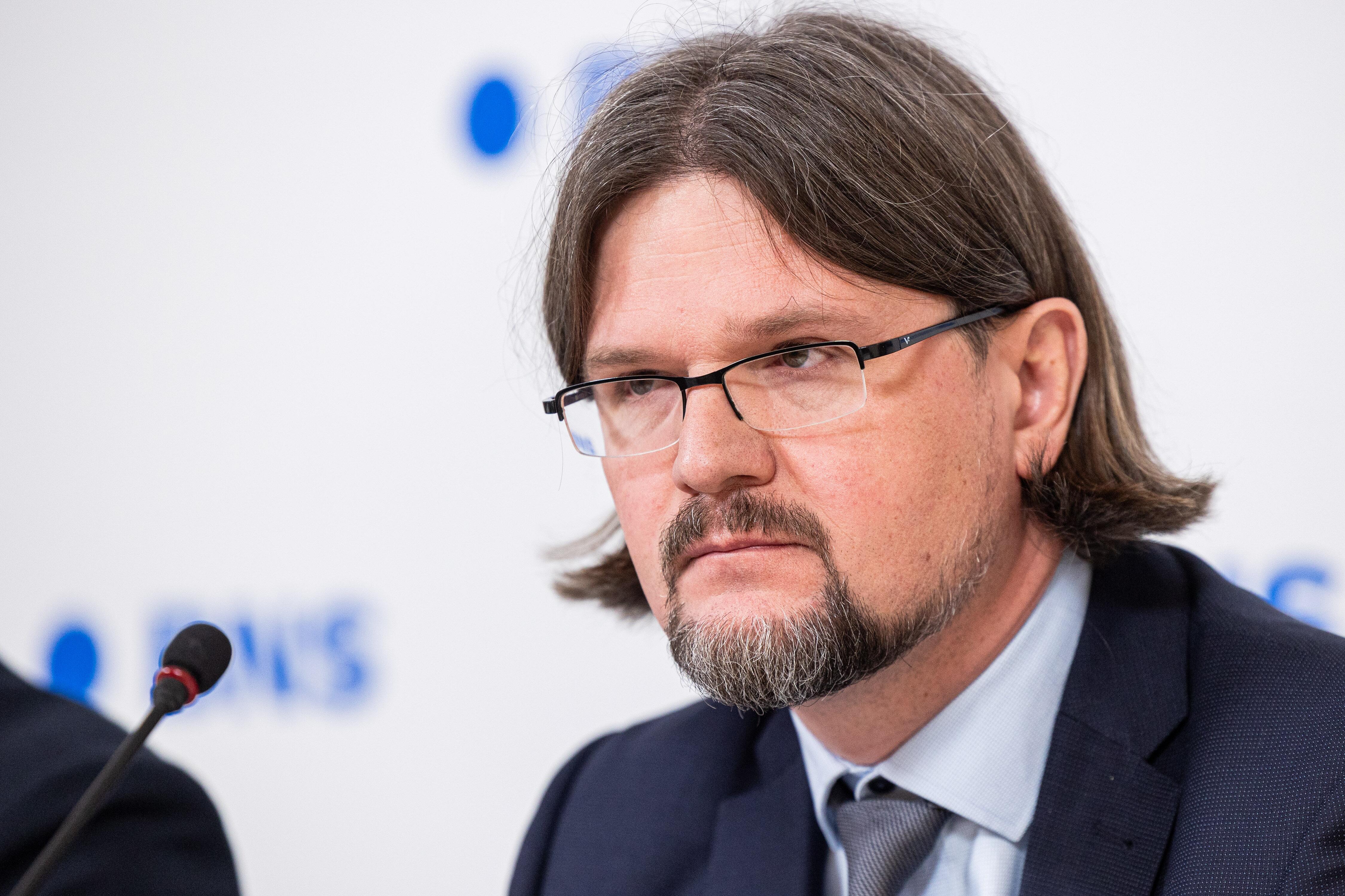 Realybė: Lietuvos antstolių rūmų prezidiumo narys J. Petrikas tikėjosi, kad žmonėms atgavus pensijų fonduose sukauptus pinigus, pavyks pabaigti senas skolų bylas, bet tikrovė yra kitokia.