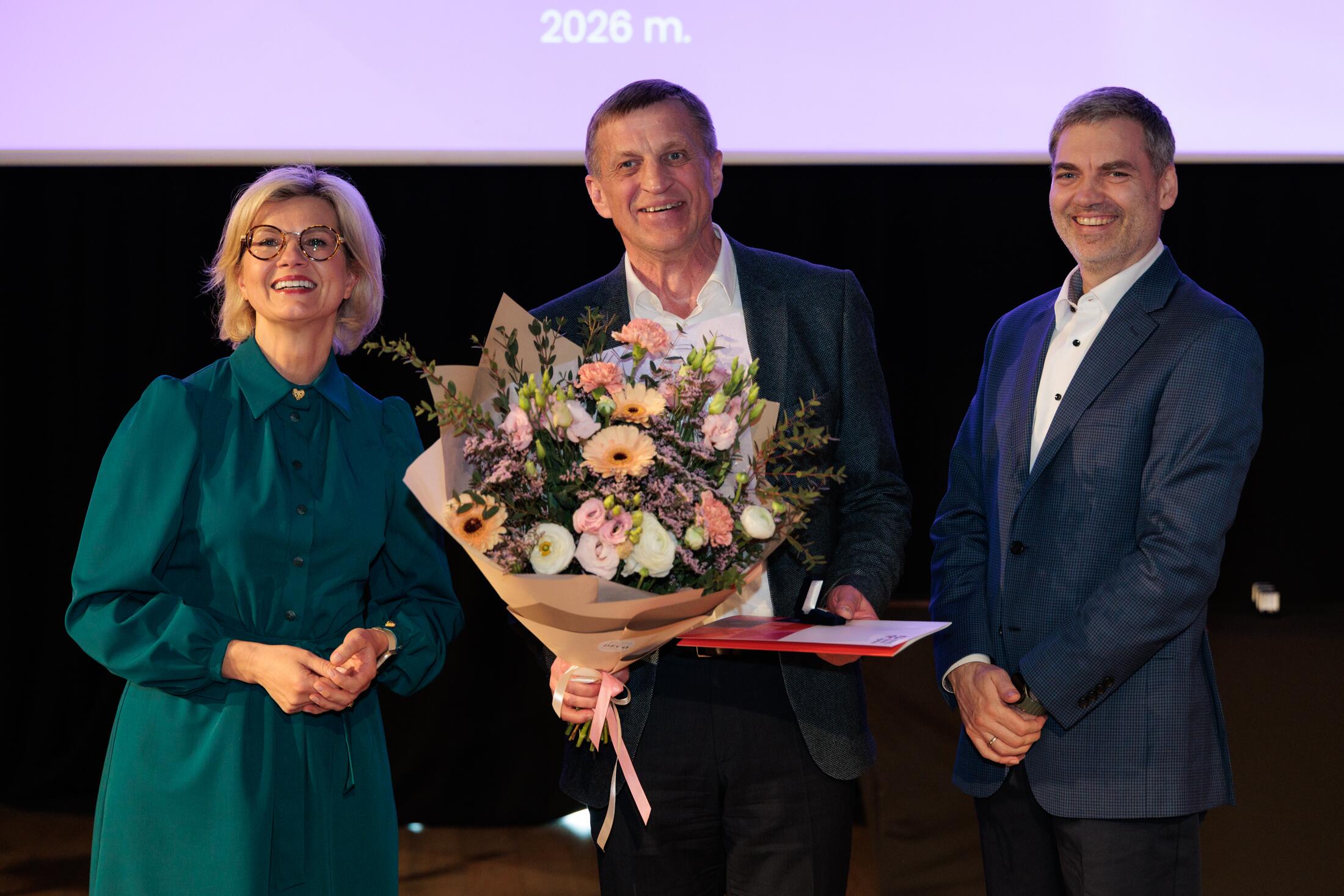 Pagerbė: nominaciją „Metų profesionalas: gydytojas“ A. A. Rakauskui (viduryje) įteikė LSMU Kauno ligoninės generalinė direktorė prof. dr. D. Žaliaduonytė ir medicinos direktorius prof. dr. Jonas Čeponis.