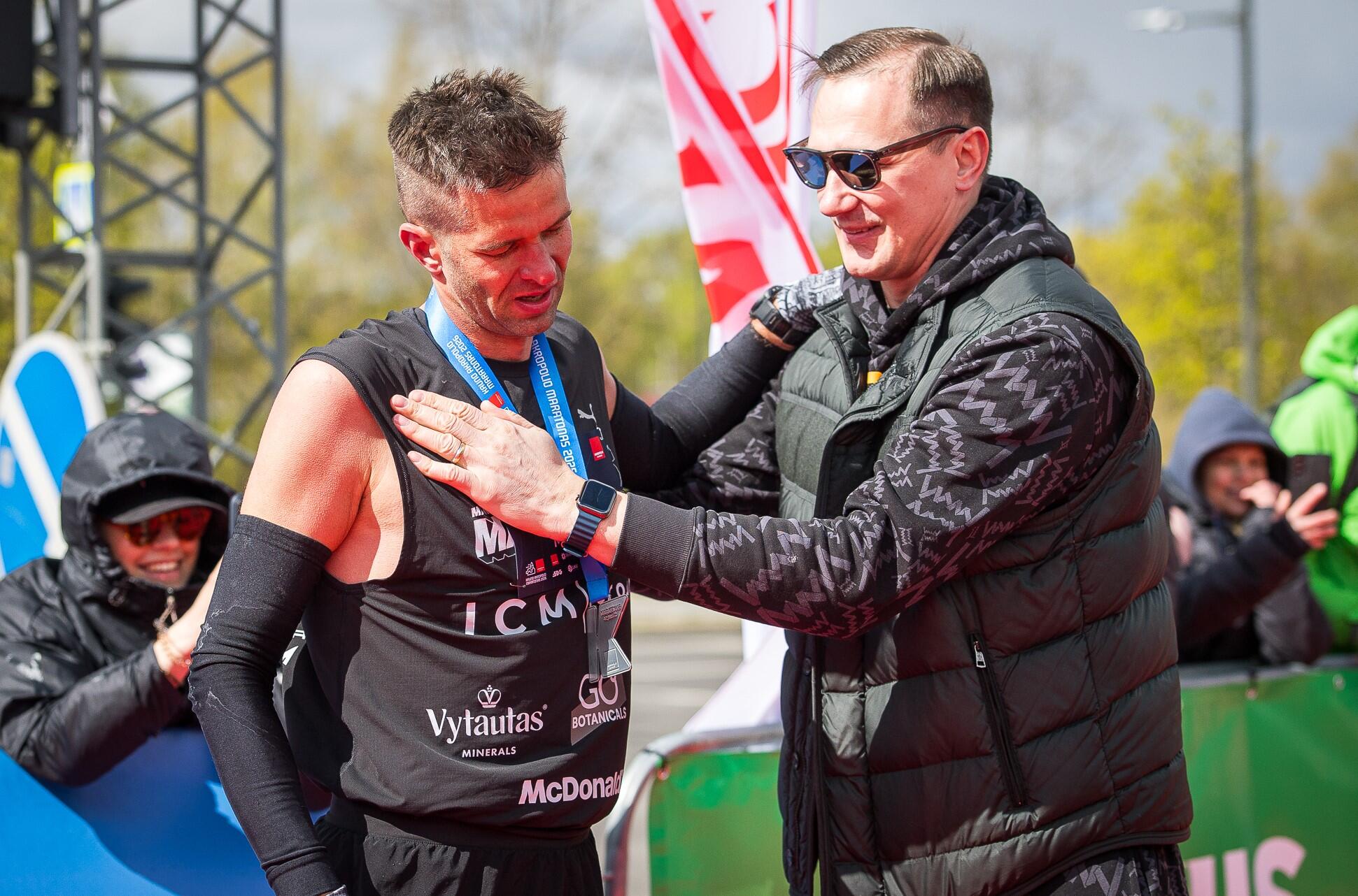 Pasveikino: tikslą pasiekusiam M. Kalniečiui maratono medalį įteikė „Žalgirio“ krepšinio klubo vadovas P. Jankūnas.
