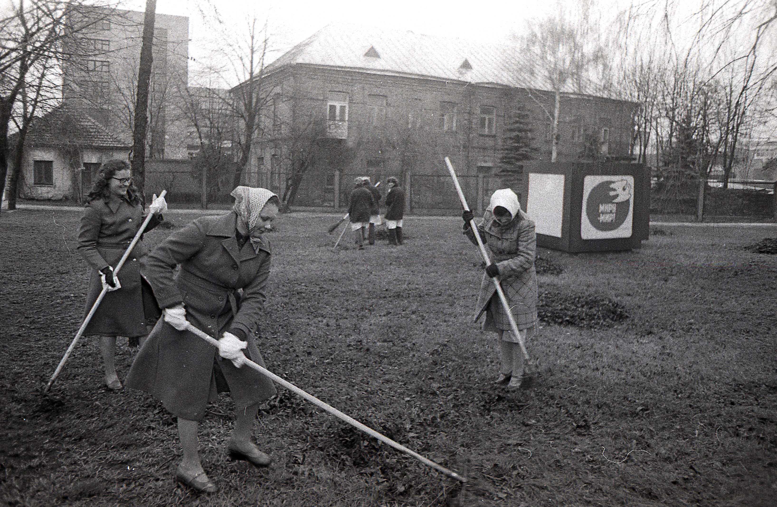 „Subotnikas“: taip lenininės talkos vadintos sovietmečiu Lietuvoje. Pasitaikydavo, kad jos sutapdavo su Velykomis, tuomet į jas būdavo siekiama pritraukti kuo daugiau žmonių, kad tik jie neitų į bažnyčią.