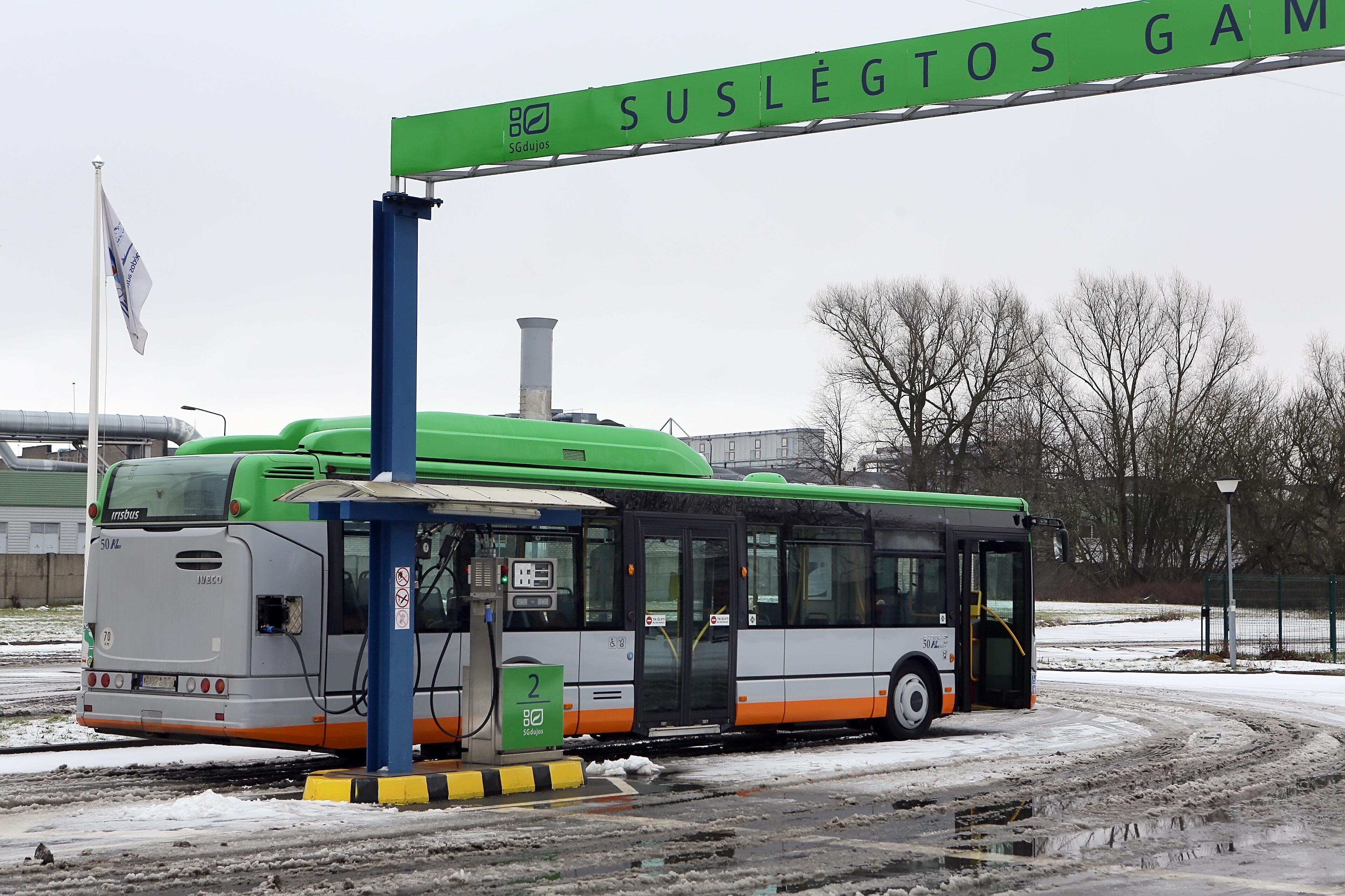 Nyksta: Lietuvoje liko vos šešios užpildymo suslėgtomis gamtinėmis dujomis kolonėlės, o tokių automobilių gamyba nutraukta pernai.