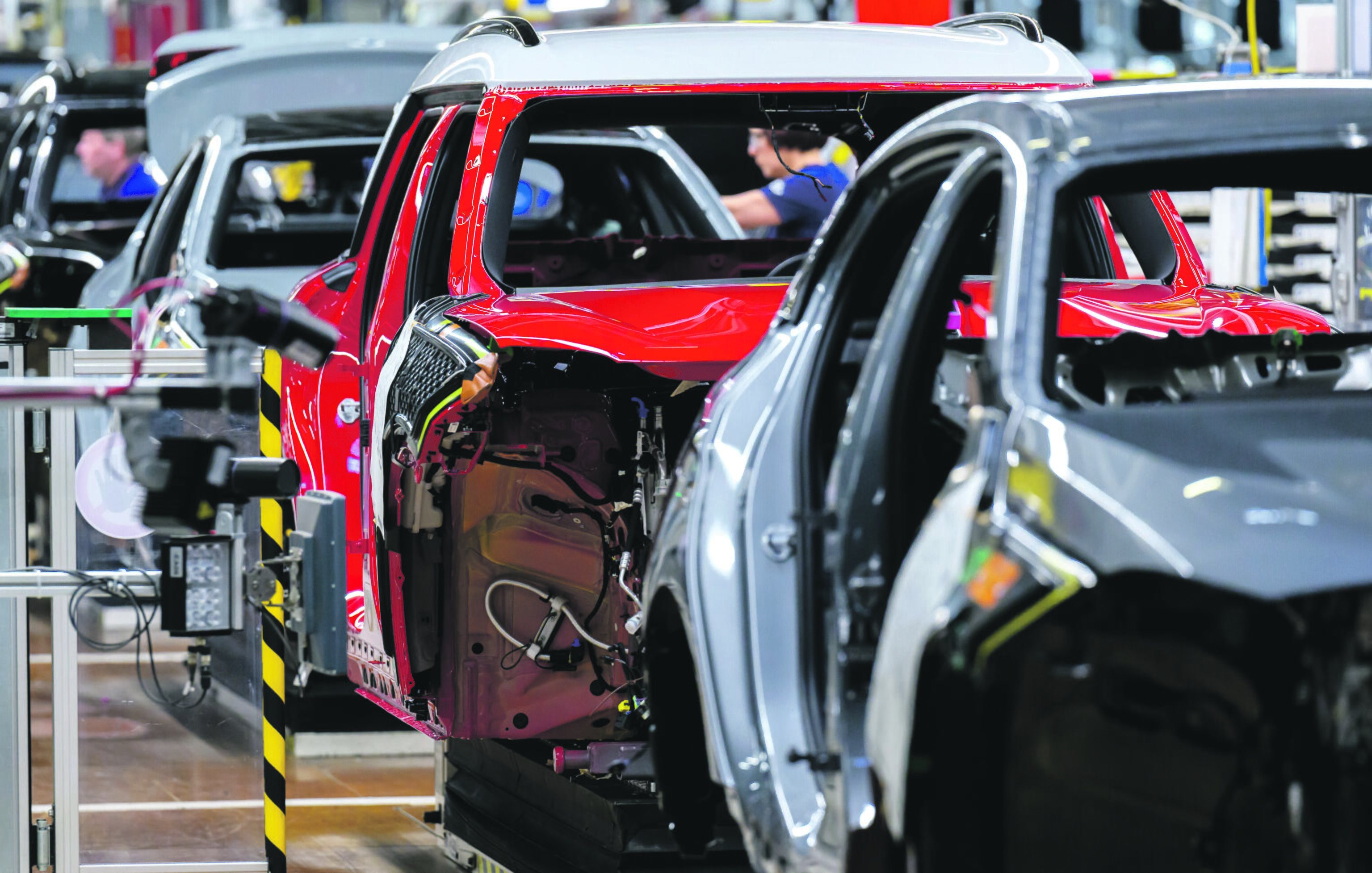 Privalumai: nors tradicinės gynybos įmonės dažnai pasižymi ilgais vystymo ciklais, o jų gamybos plėtra užtrunka metų metus, konkurencingos automobilių rinkos užgrūdinti gamintojai gali greitai didinti apimtis.