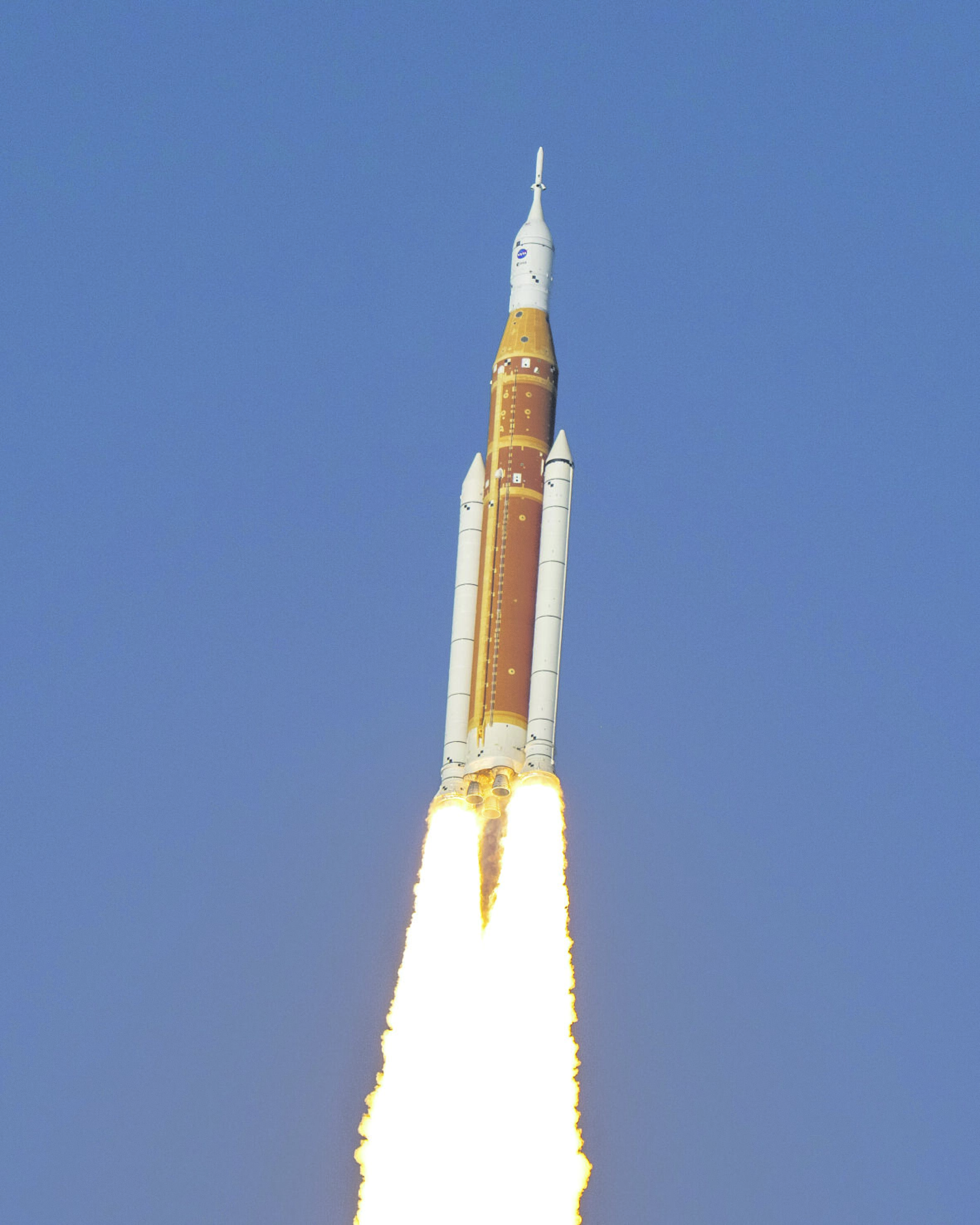 Procesas: praėjus dviem minutėms po pakilimo, nuo raketos atsiskyrė du kietojo kuro greitintuvai. Pagrindinė pakopa iškėlė „Orion“ į kosmosą. Vėliau ir ji buvo atskirta. Į aukštesnę orbitą kapsulę iškelia viršutinė raketos pakopa.