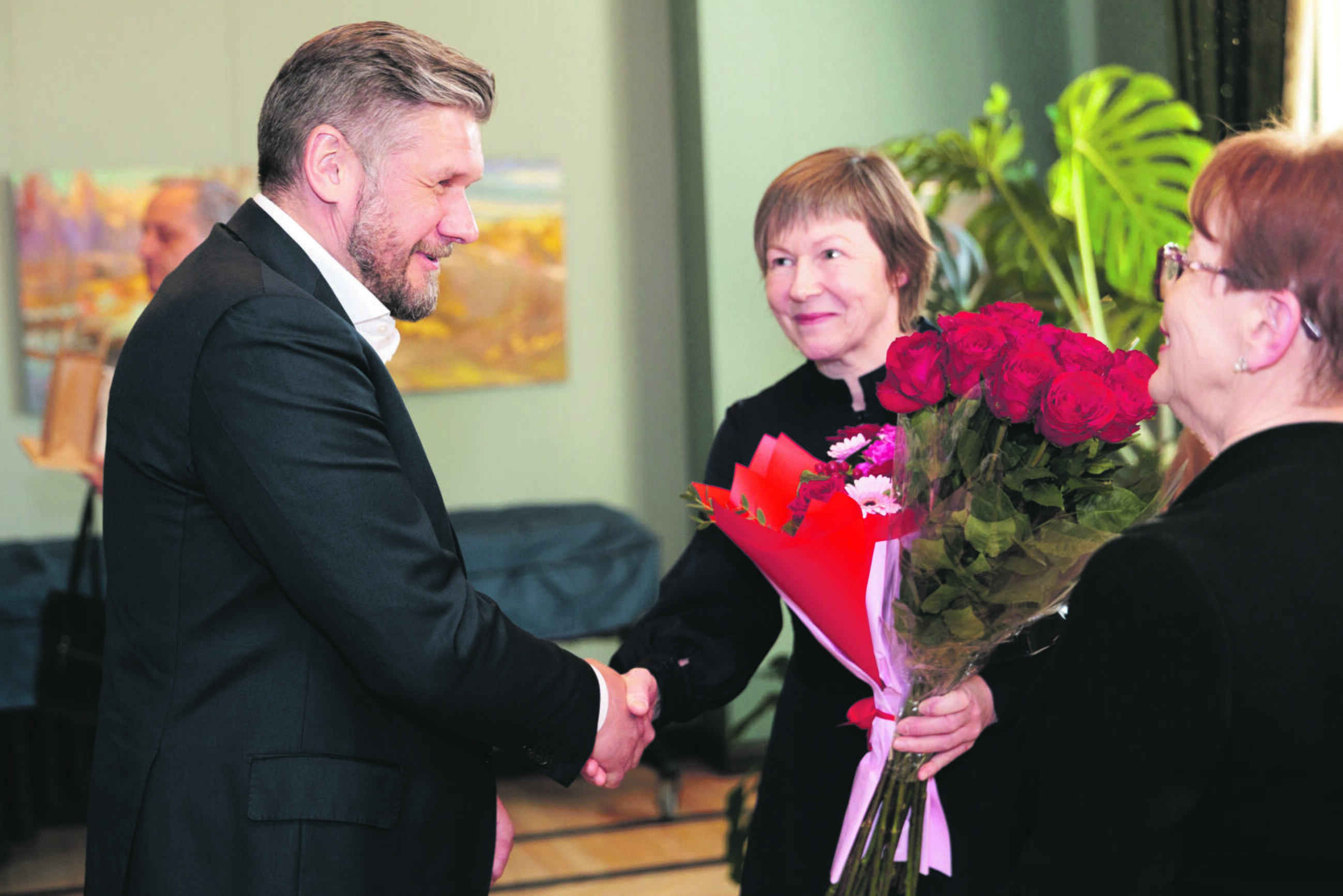 Akimirka: T. Širvinskas sveikino rinkimų finalinio penketuko dalyvę D. Miškinienę, surinkusią tik šiek tiek mažiau balsų nei rinkimų nugalėtoja I. Minkevičienė.