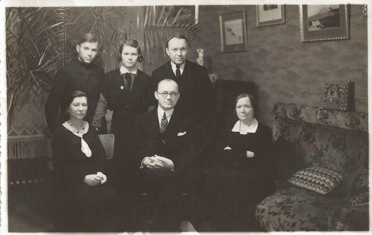 Diplomatas Petras Klimas svečiuojasi brolio Sergijaus Klimo bute Kaune. Iš kairės sėdi: Konstancija Klimienė, P. Klimas, Elena Klimienė. Iš kairės stovi: Gediminas Klimas, Aldona Klimaitė. Kaunas, XXa.3 dešimtmetis.