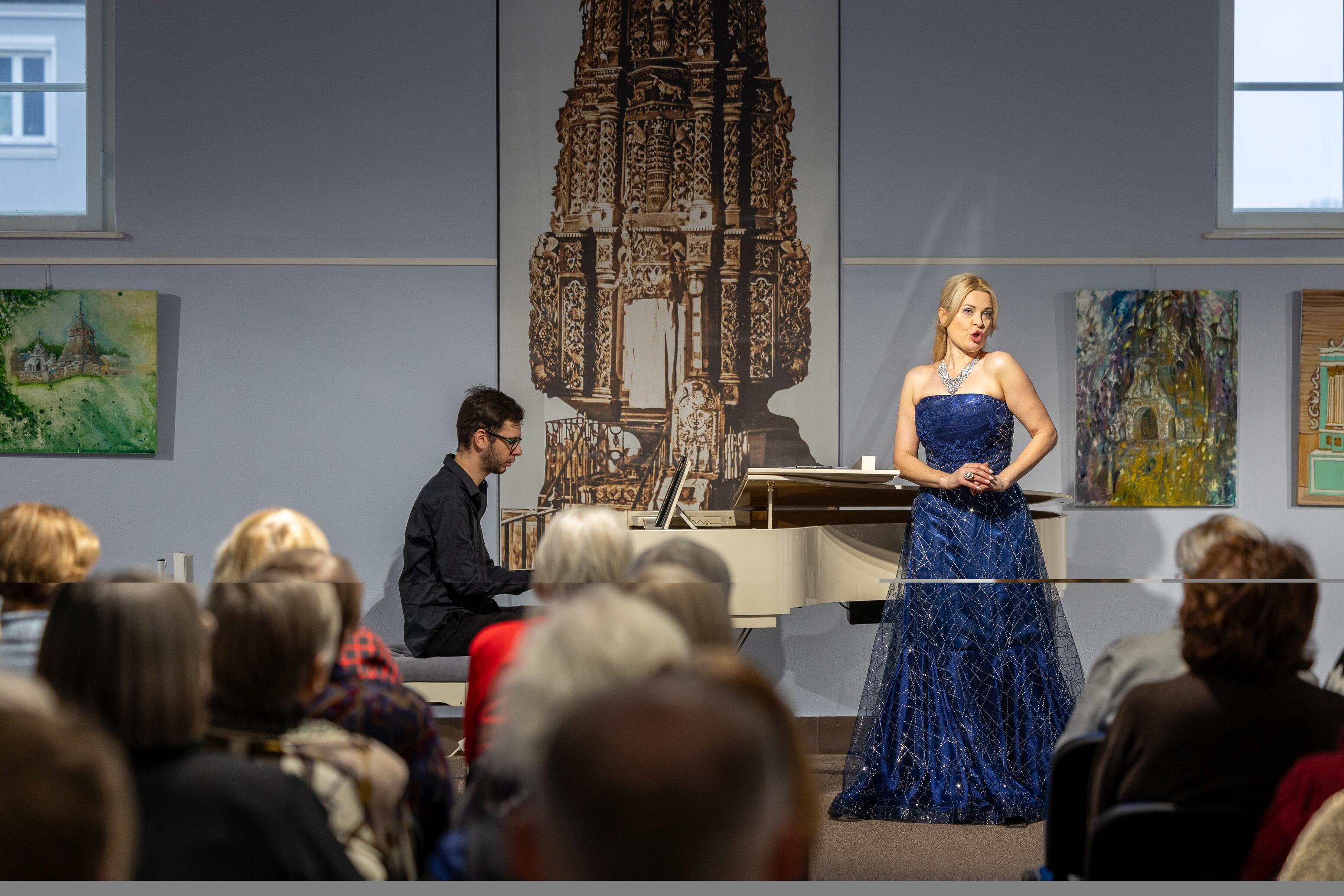  Veikla: įtaigus ir artistiškas R. Vaicekauskaitės muzikavimas džiugina ir kitų teatrų scenose bei muzikos festivaliuose. 