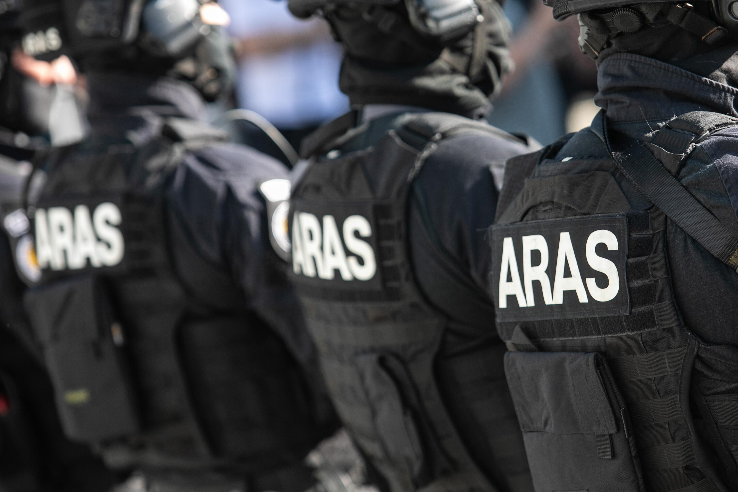 „Aras“ pareigūnai