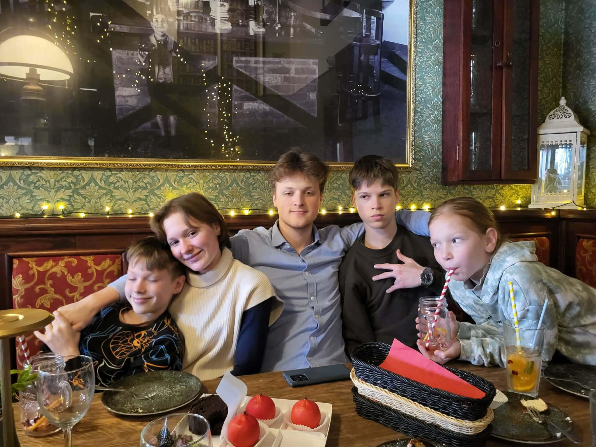 Skanaus: progos pasimėgauti ir kavinės maistu – itin retos ir itin smagios. Sirvydas, Areta, Ginas, Milvydas ir Juventa smaližiauja. 