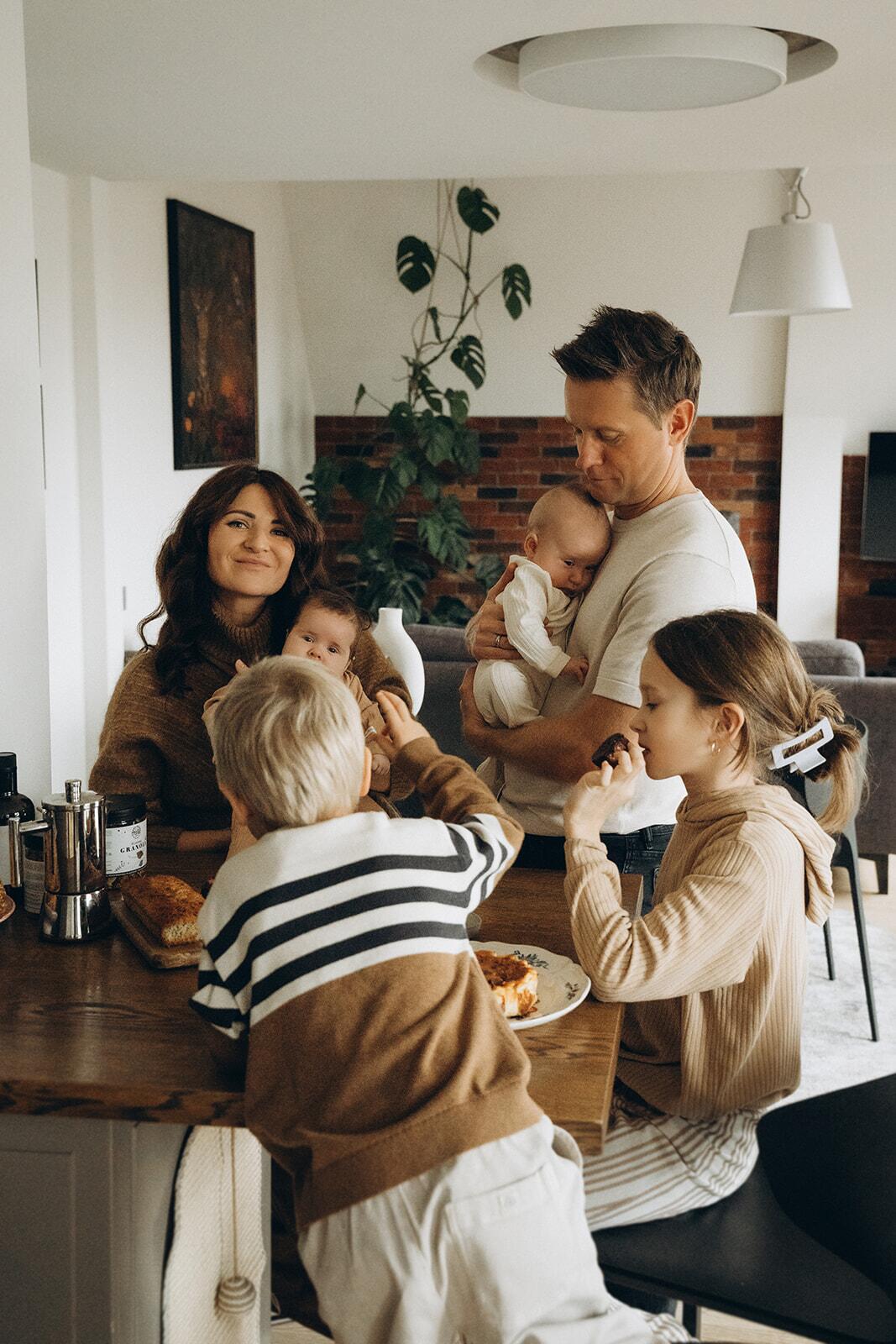 Pasitikėjimas: „Dabar labiau pasikliauju intuicija ir patirtimi, leidžiu sau tiesiog būti ir mėgautis tuo brangiu laiku su vaikais“, – sako keturių vaikų mama N. Kurganovė.