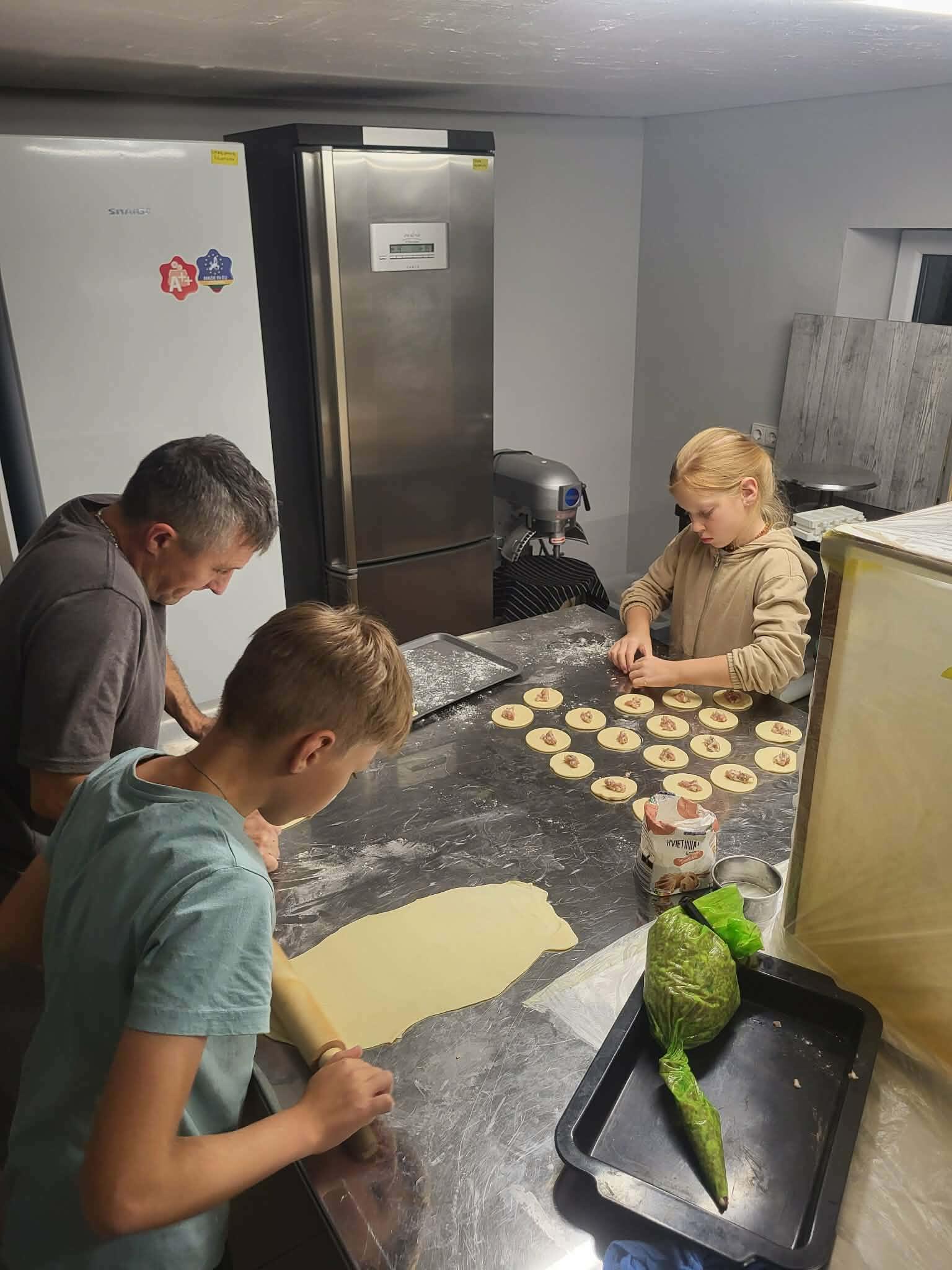 Procesas: nuo mamos kulinarės neatsilieka ir tėtis su vaikais. Naminiai koldūnai – visų mėgstamas patiekalas.