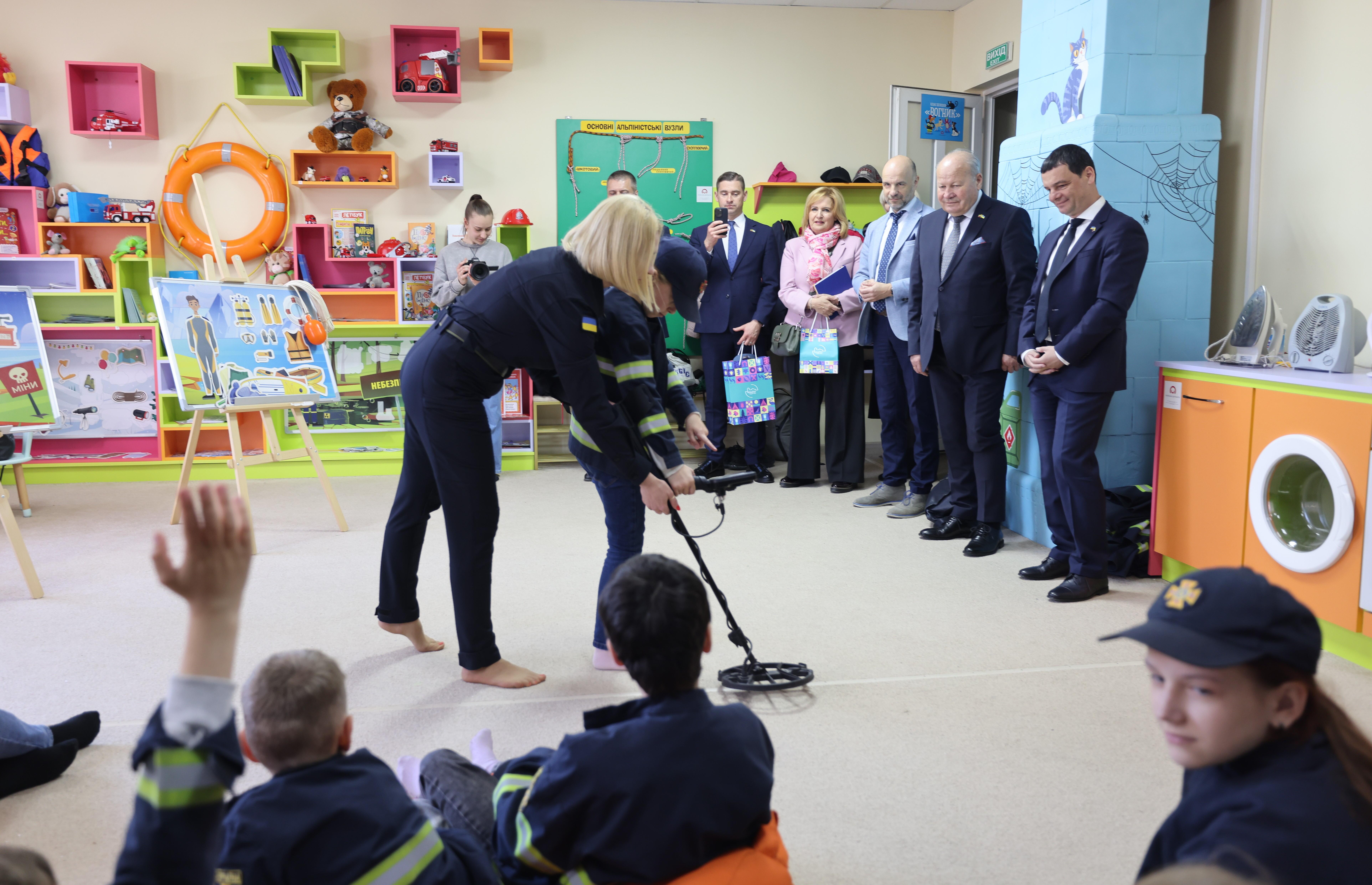 Svarbu: vaikai žaidimų forma supažindinami su minų ieškikliais, dronais ir kitokia karine technika.