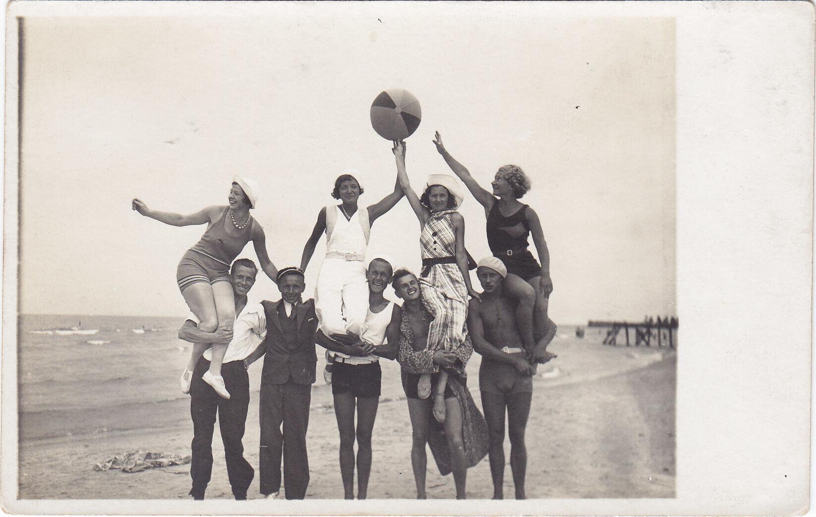 Pozavimas su kamuoliu – irgi mankšta. Auksinis jaunimas Palangoje, XX a. 3-iasis dešimtmetis. Nežinomas fotografas.