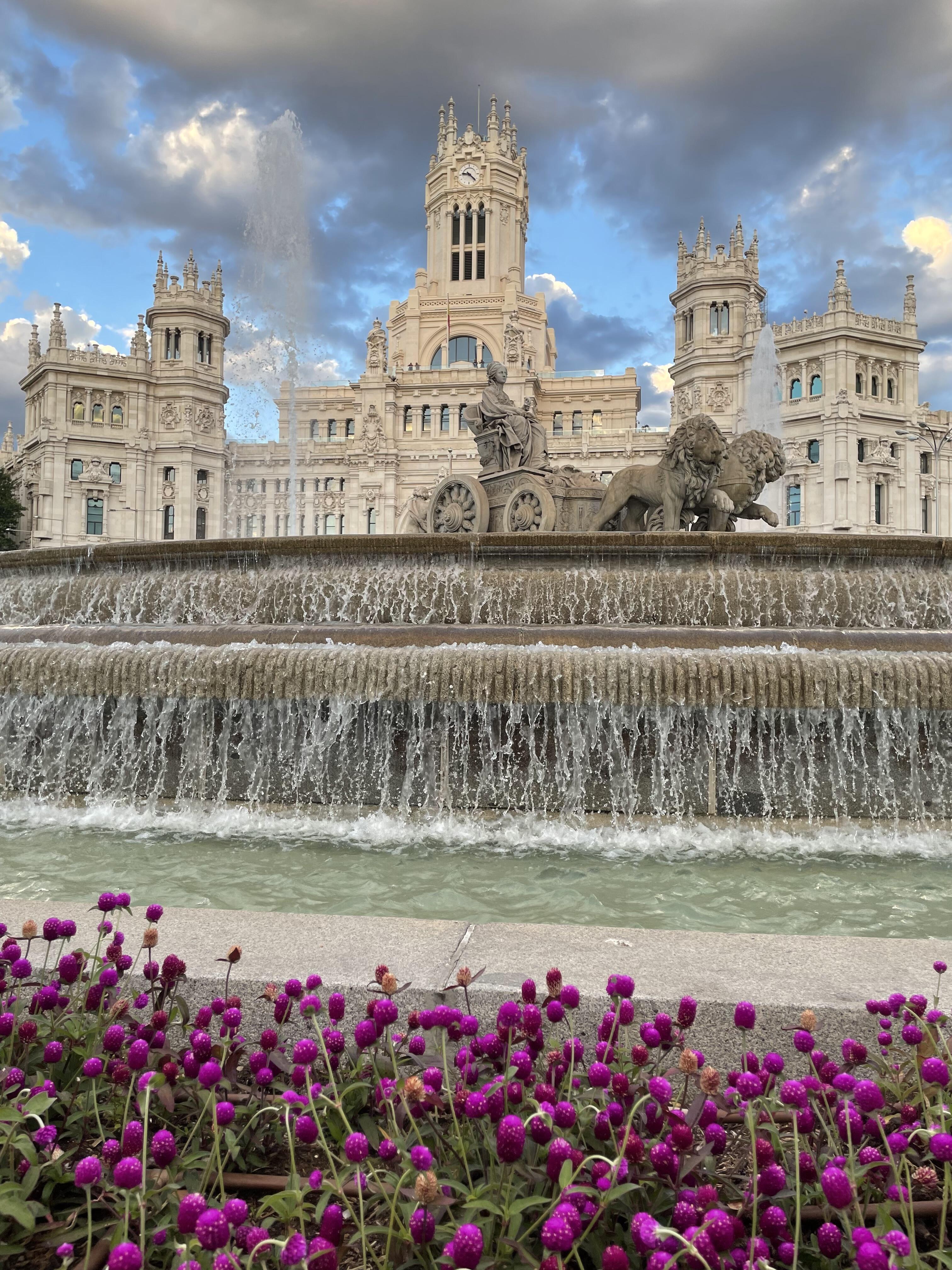 Įspūdinga:  Plaza de Cibeles (Cibelės aikštė) – viena reprezentatyviausių Madride. Aikštės centre – įspūdingas fontanas: graikų deivę Kibelę, sėdinčią vežime, traukia du liūtai.