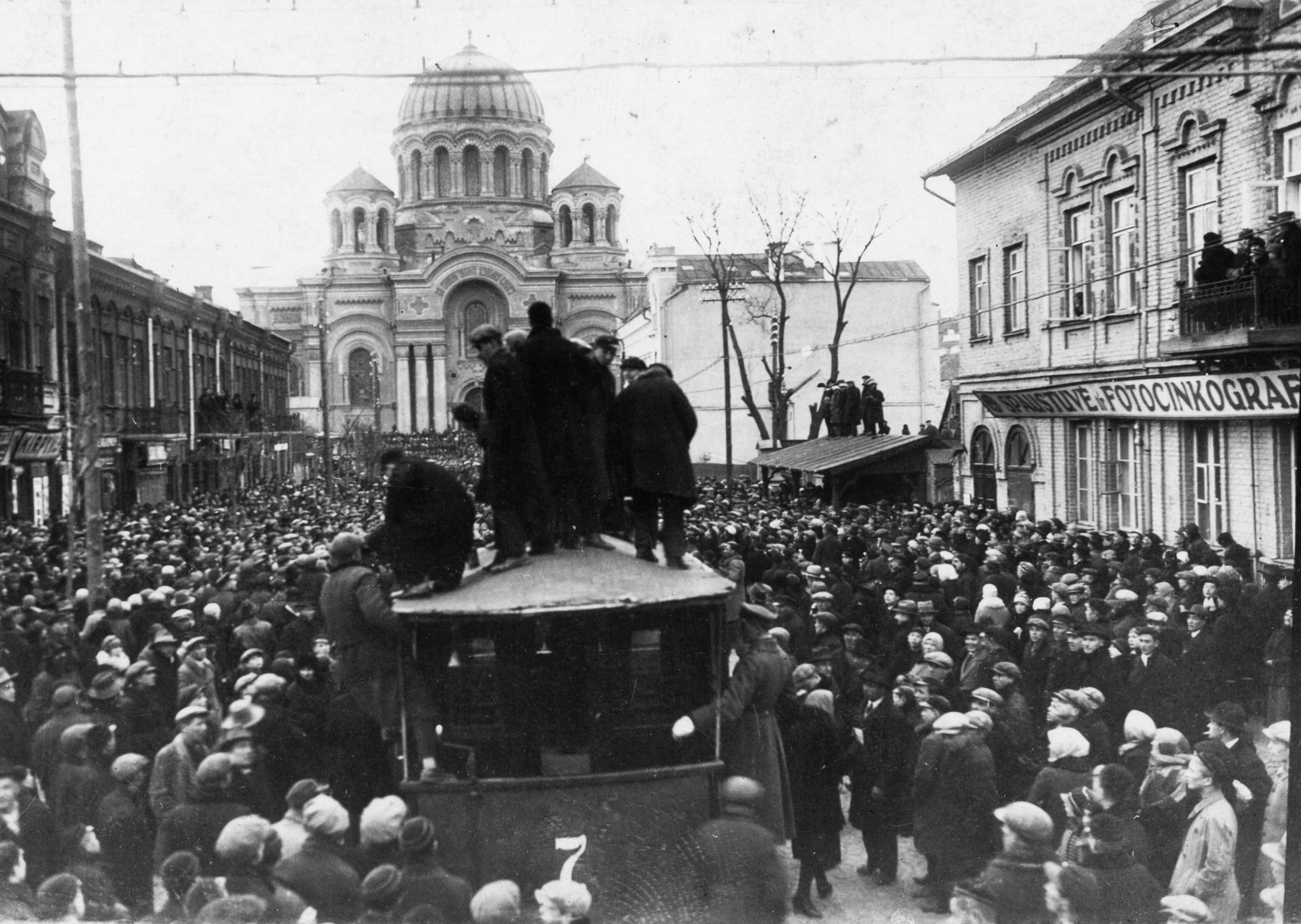 Atsisveikinimas: E. A. Fryko tėvo suprojektuotos konkės „laidotuvių“ ceremonijos akimirka Laisvės alėjoje. 1929 m. balandžio 15 d.
