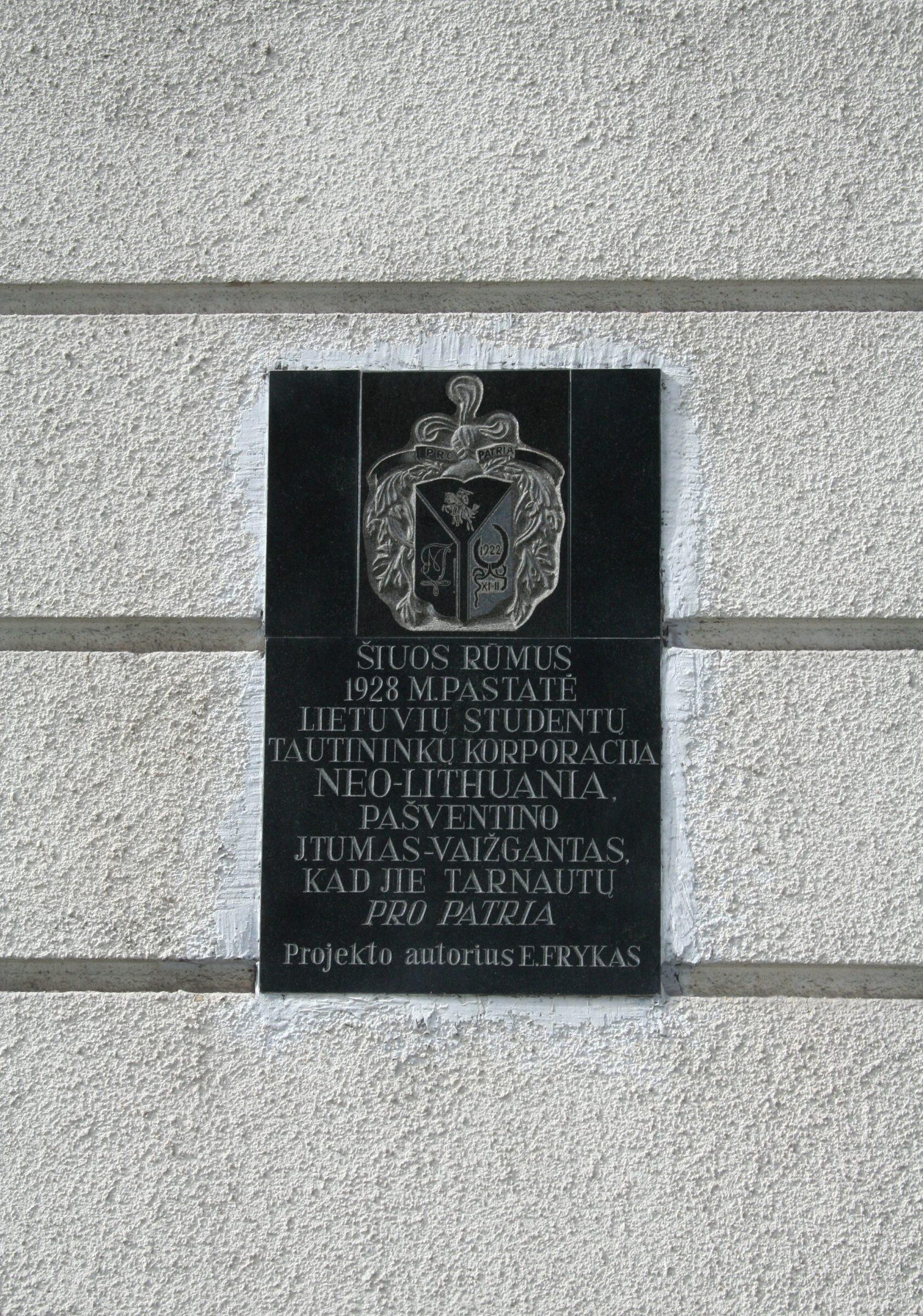 Reprezentacinis: E. A. Fryko 1928 m. suprojektuoti studentų korporacijos „Neo-Lithuania“ rūmai ir atminimo lenta (autorė Birutė Tarnauskienė).