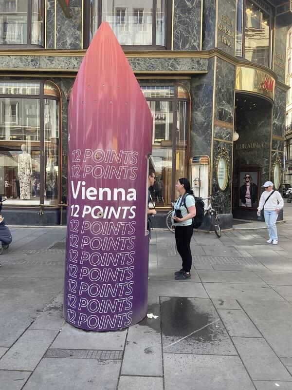 Balai: Vienos tramvajai ir kitas viešasis transportas papuošti vėliavėlėmis „Vienna 12 points“, tokie pat ženklai – ant geriamojo vandens kolonėlių ir kitur.