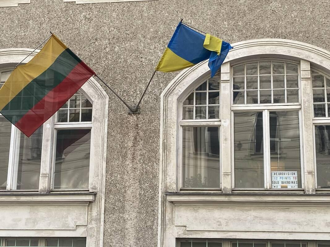 Viltis: Lietuvos ambasados lange plakatėlis skelbia: „12 points to Sólo quiero más“.
