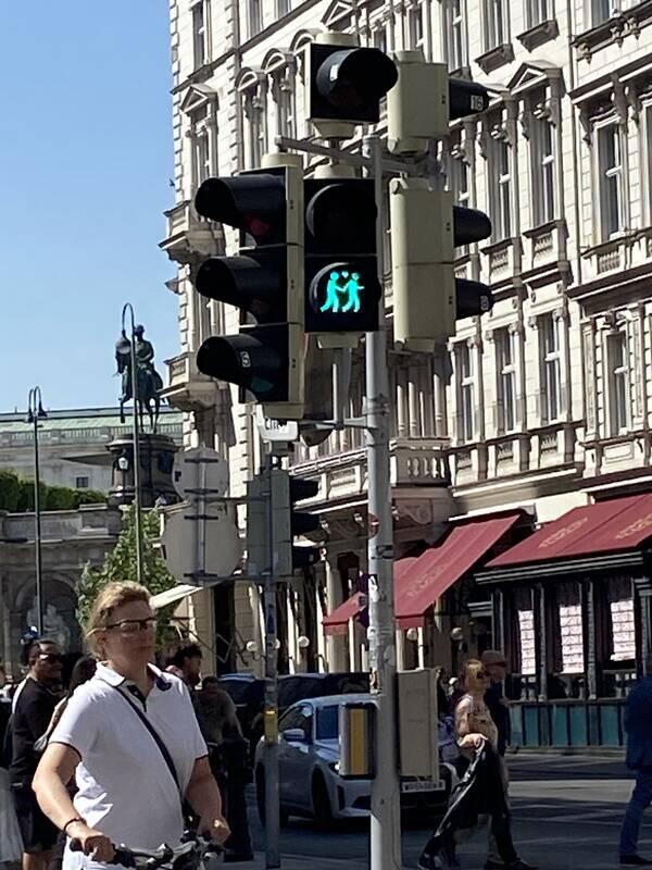 Pozicija: palaikant Conchitos kovą prieš homofobiją ir transfobiją, 2015 m. Vienoje atsirado šviesoforai, kuriuose vaizduojamos tos pačios lyties arba heteroseksualios poros.