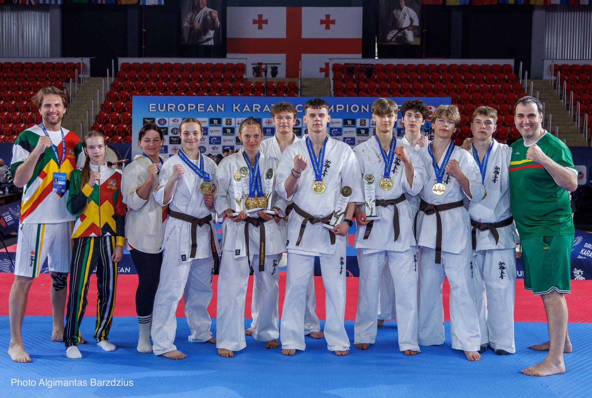 J18 Jaunimo „Shodan“ auklėtinių komanda (iš kairės):  treneris G. Stanevičius, S. E. Pėkautaitė, A. Dauskurtė, U. Gedgaudaitė, K. Radžiūnaitė, M. Navickis, T. Česnauskas, A. Ambrazaitis, Ž. Zabukas, D. Ūselis,  J. Stanevičius, treneris L. Kubilius.
