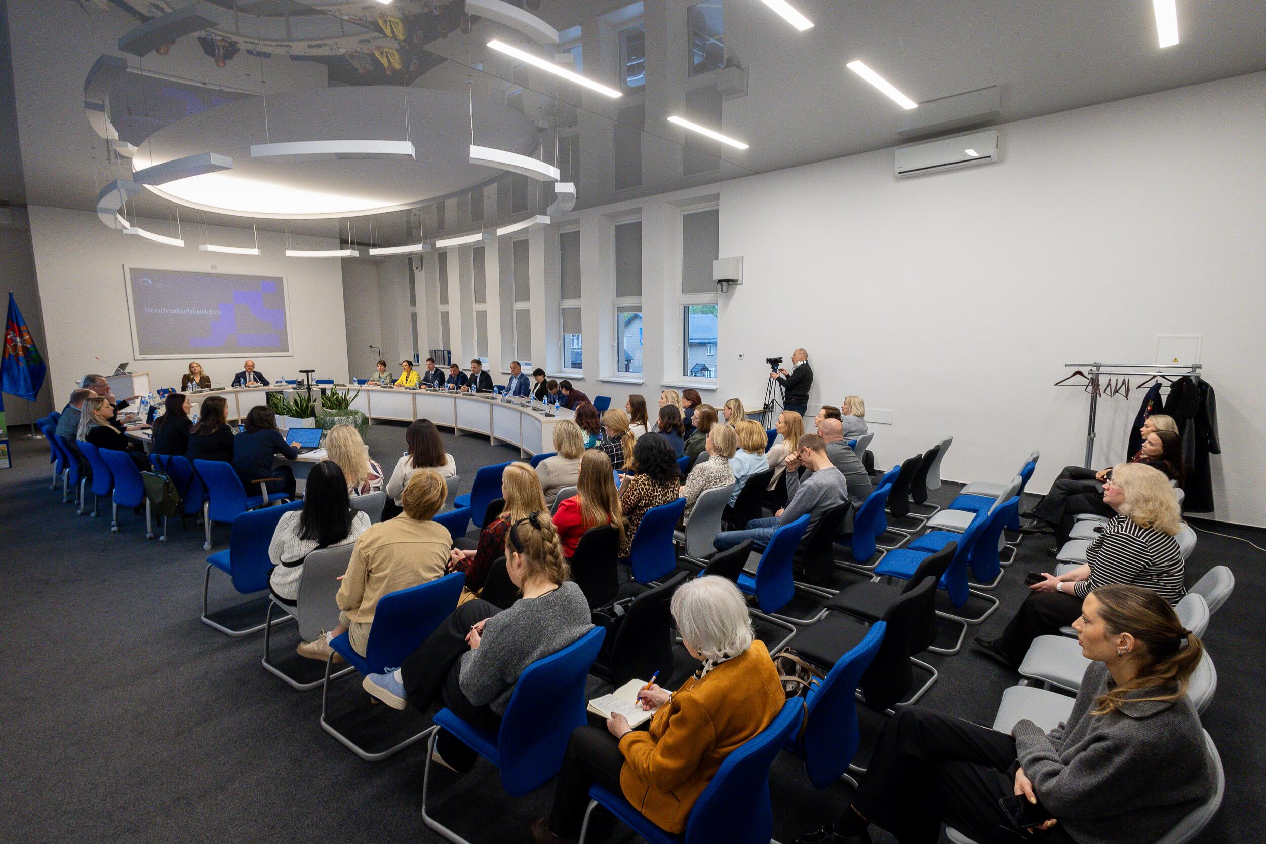 Diskusija: tokie susitikimai tampa svarbia galimybe ne tik gauti aktualią informaciją, bet ir aptarti projektų įgyvendinimo eigą, regiono prioritetus.