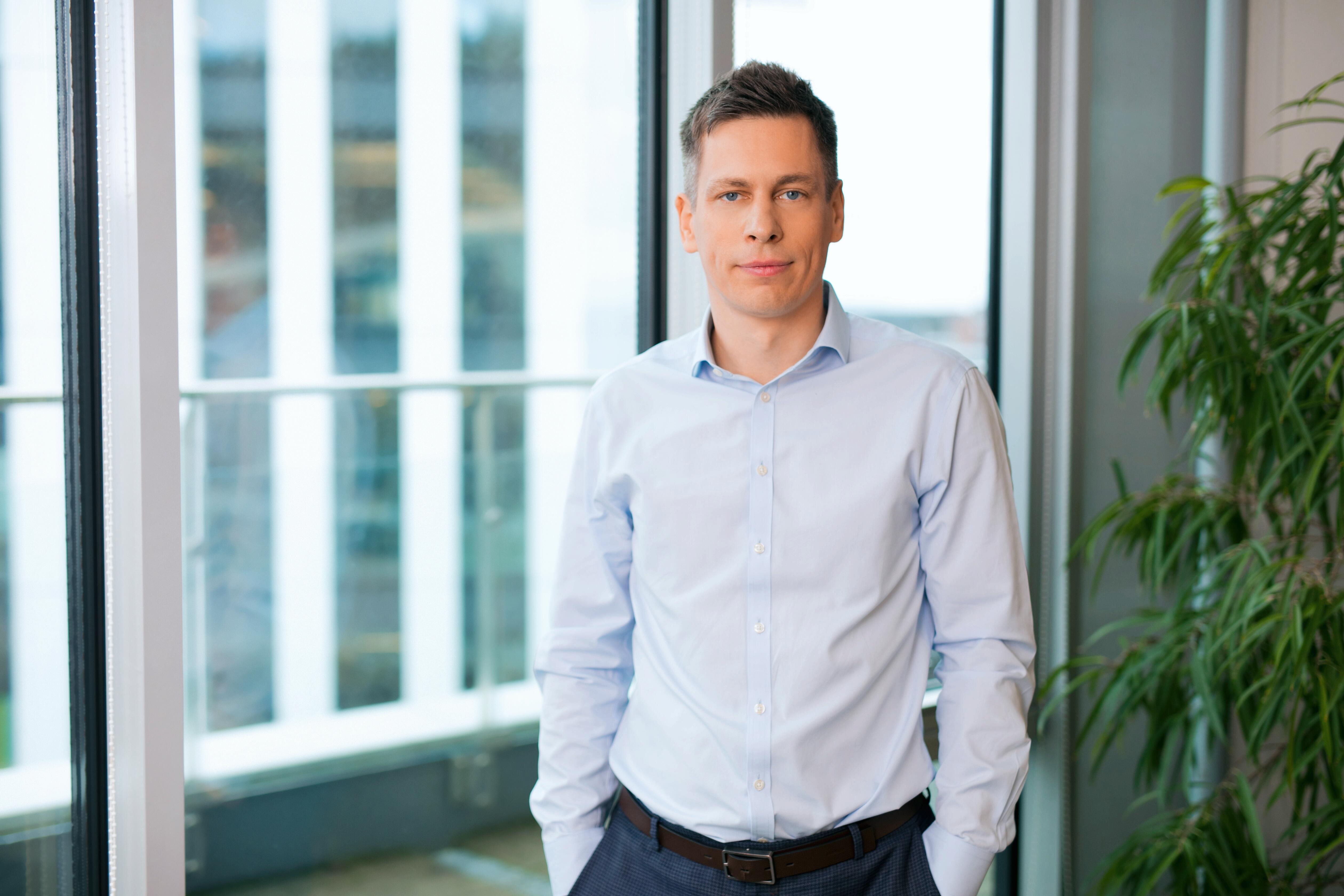 Nauda: S. Černiauskas pastebi, kad trumpuoju laikotarpiu DI netgi kiek sumažino daugiau nei dešimtmetį stebėtą įtampą dėl IT specialistų trūkumo.