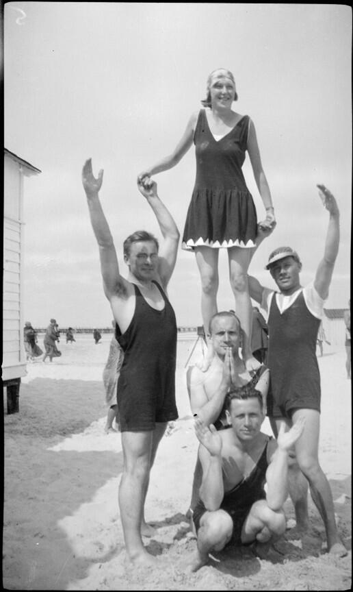 Pajūrio „gimnastų“ pasirodymas Palangoje. Vinco Uždavinio fotografija, 1929 m. Šiaulių „Aušros“ muziejaus rinkinys.