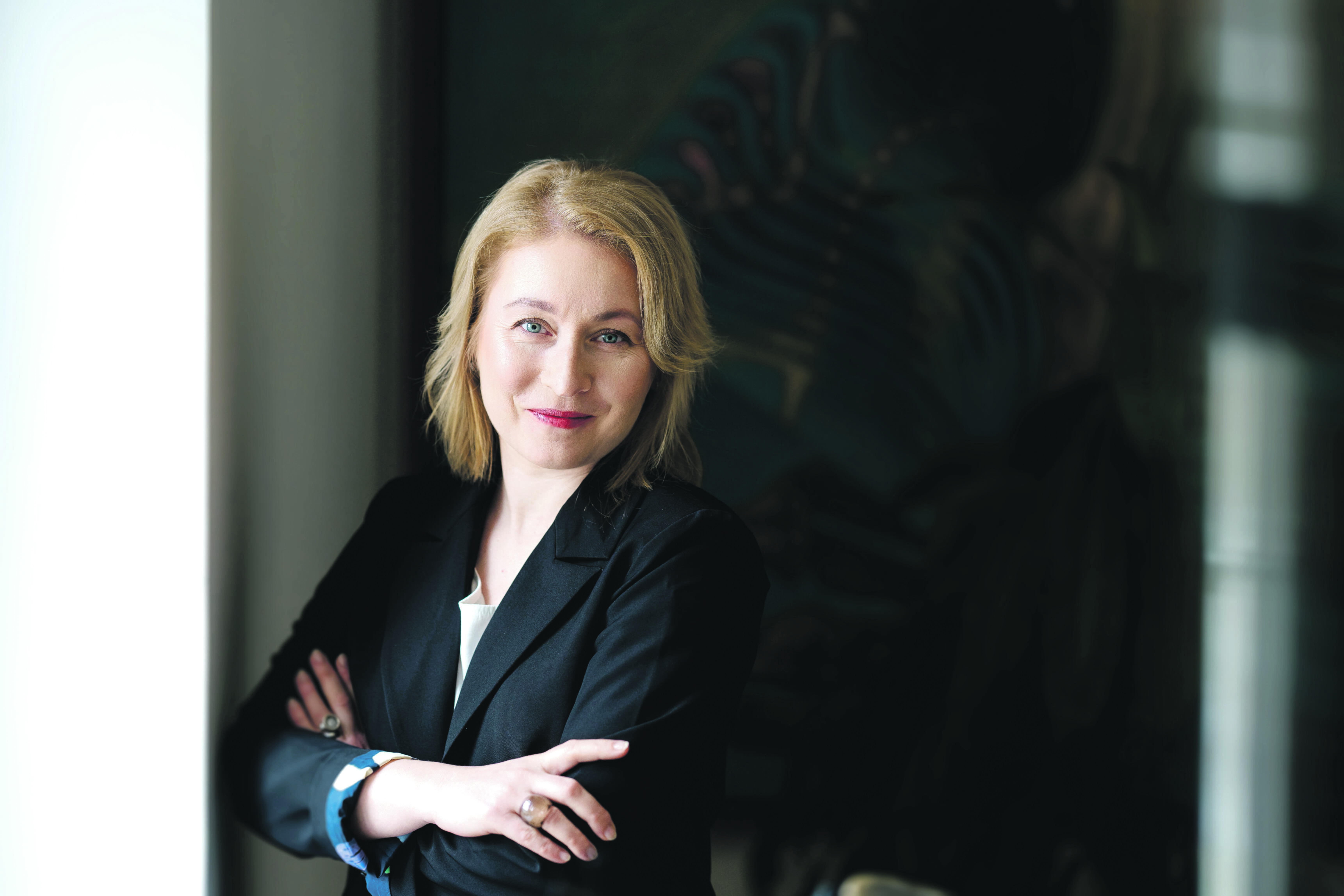 Atvirščiai: pasak G. Burbulytės-Tsiskarishvili, kuo daugiau tiražuojama istorijų, kurios nėra tikri rezonansiniai įvykiai, tuo labiau jų veikėjai ima kelti gailestį. Paskui stebimės, kad juos išrenka.