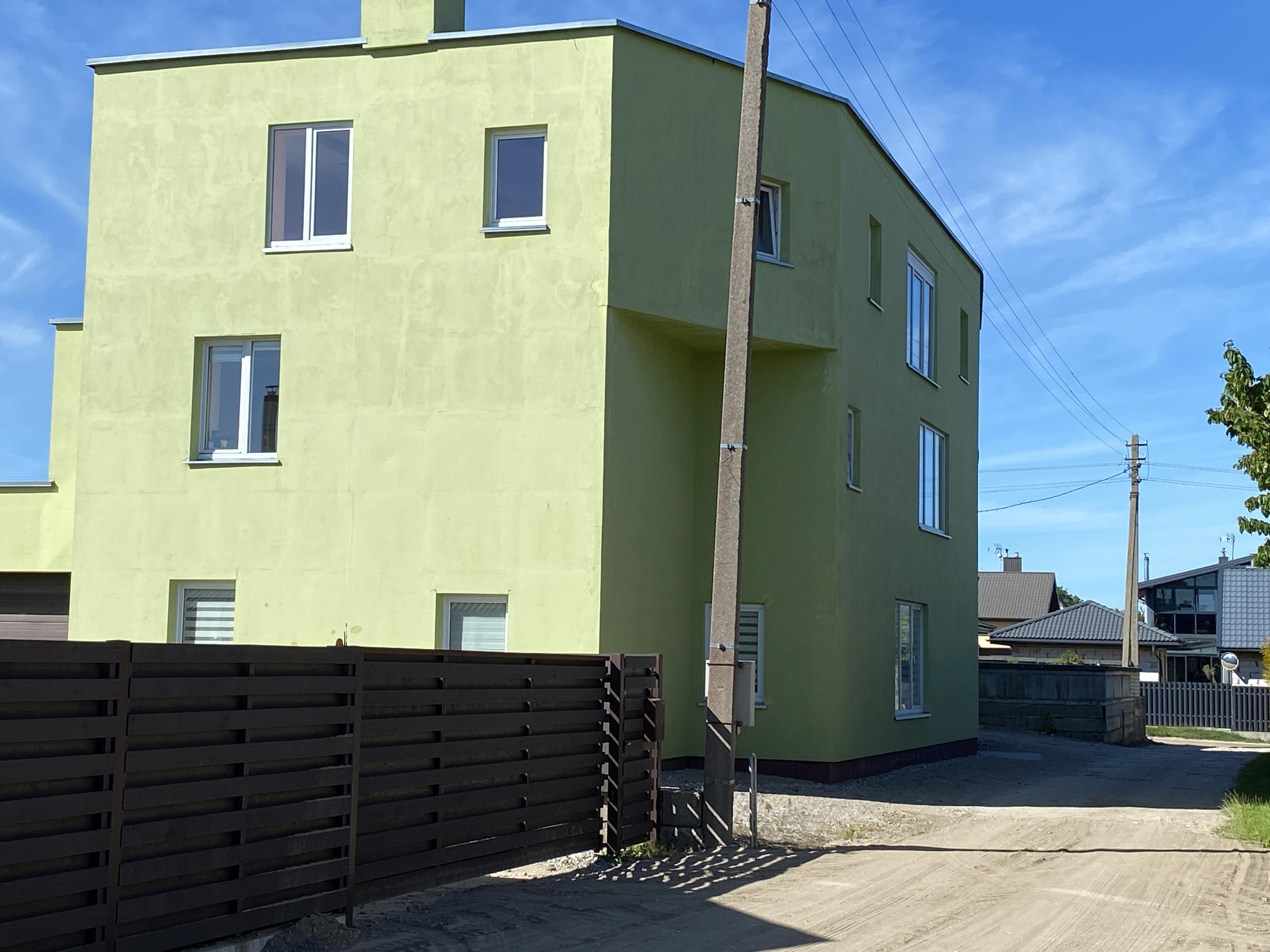 Statinys: Klaipėdos rajono Kulių kaime esančioje sodų bendrijoje ne vieną dešimtmetį aplinkiniams klausimų kelia trijų aukštų gyvenamasis namas – žmonės klausė, kas leido ir suderino tokias statybas soduose.