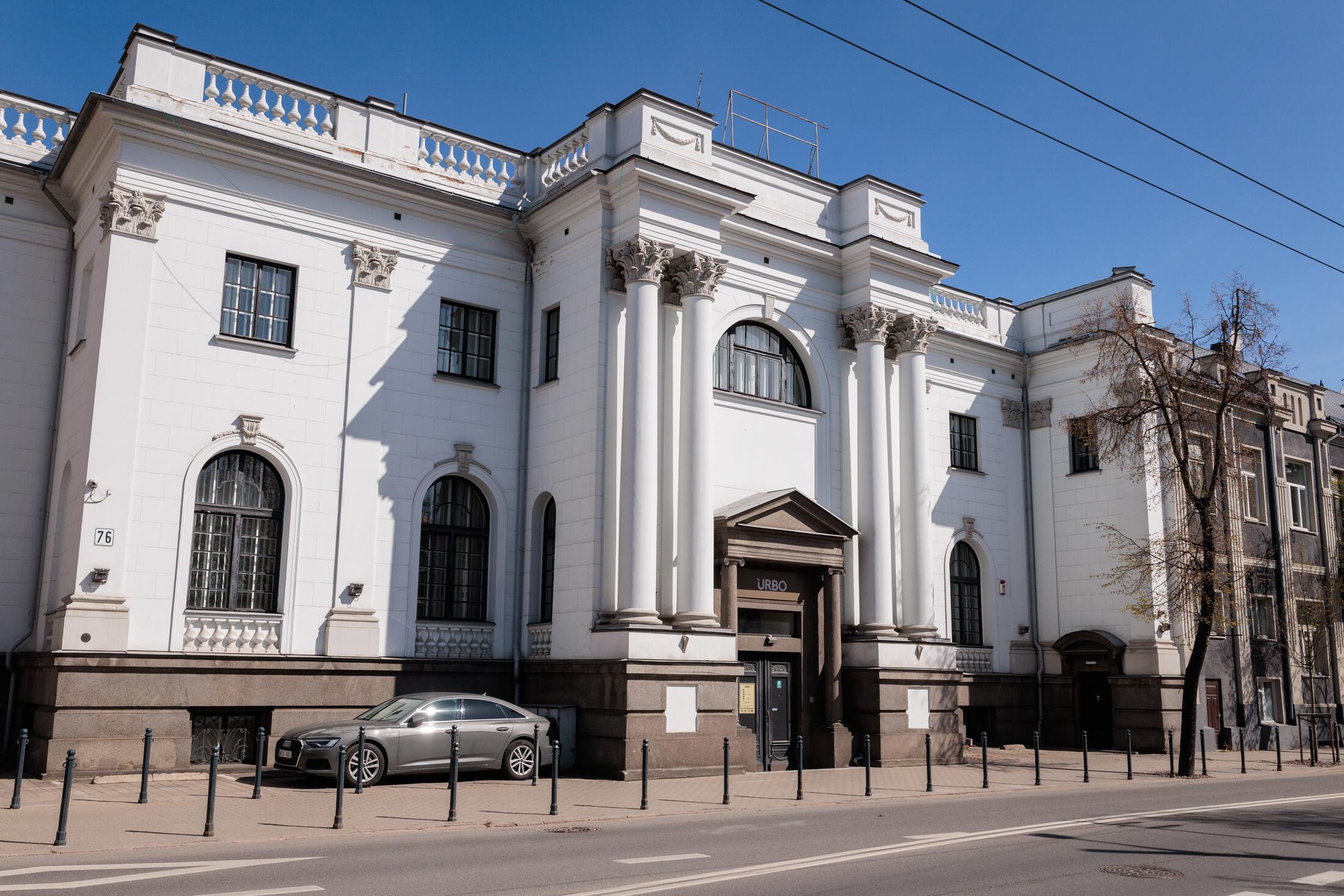 Dekoratyvus: Įspūdingi dabartiniai URBO (buvo Medicinos) banko rūmai (K. Donelaičio g. 76), kuriuos suprojektavo E. A. Frykas ir kuriuose 1932 m. įsikūrė Lenkų kredito draugija.