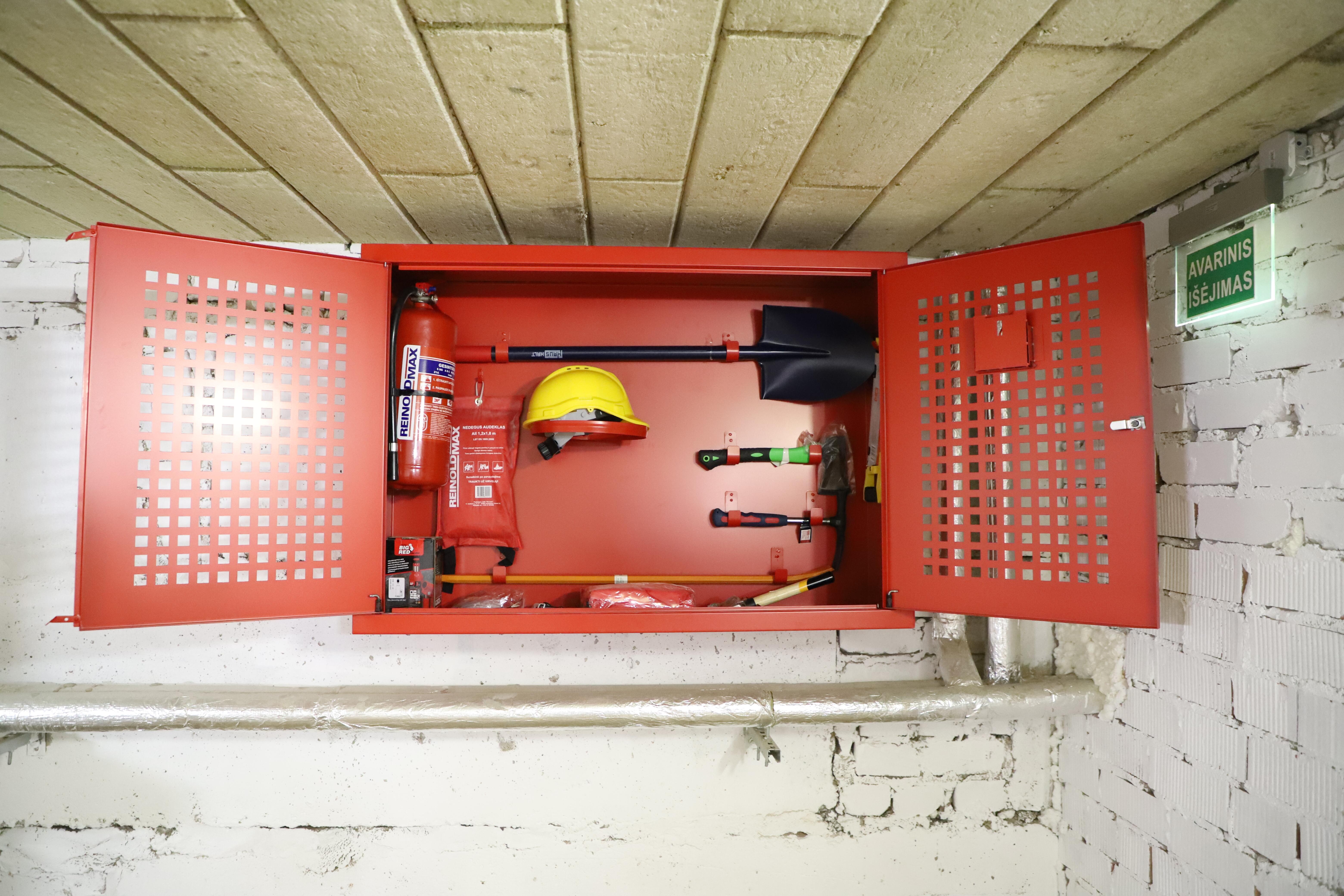 Būtinybė: įvairūs įrankiai nelaimės atveju padėtų atsilaisvinti išėjimus.