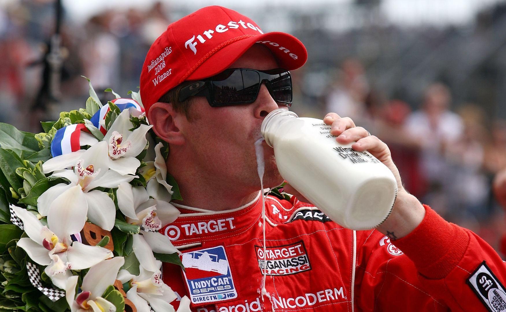 Tradicija: „Indy-500“ lenktynių nugalėtojas gurkšnoja ne šampaną, bet pieną.