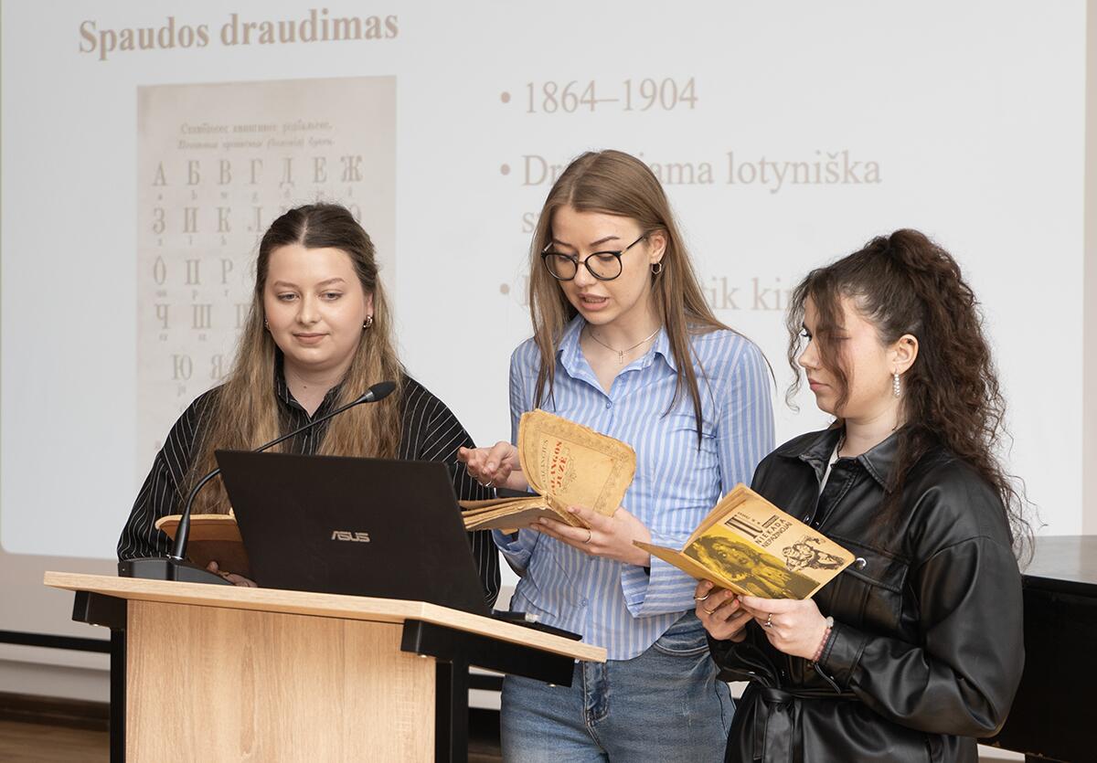 Debiutas: pirmą kartą KU surengtoje praktinėje konferencijoje, skirtoje Spaudos atgavimo, kalbos bei knygos dienai, pranešimus skaitė ir būsimieji žurnalistai.