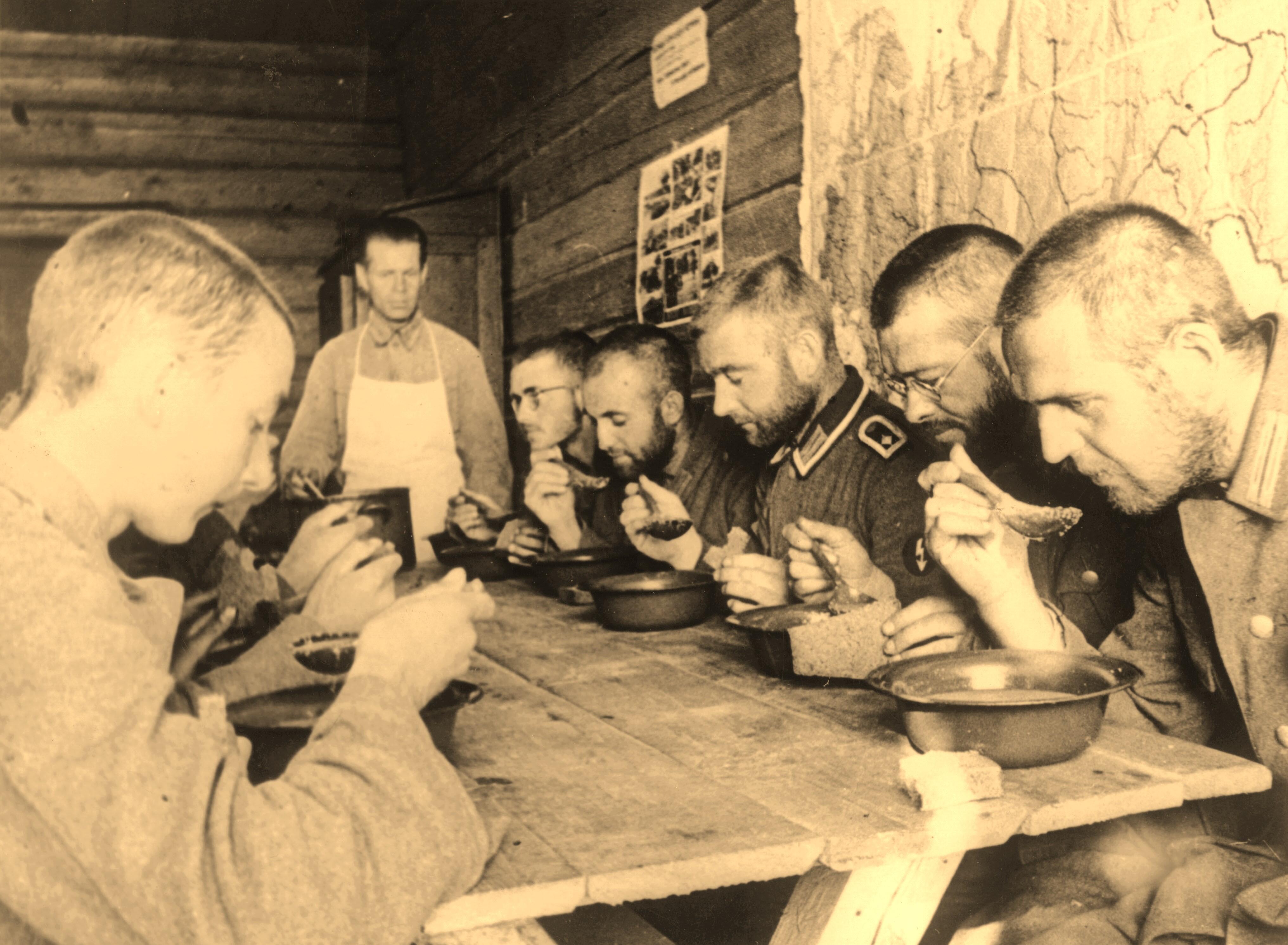 Mastas: jau 1945 m. pabaigoje išleistas LSSR nutarimas, pagal kurį buvo nurodyta įdarbinti 25 tūkst. vokiečių karo belaisvių, 10 tūkst. jų dirbo Klaipėdoje.