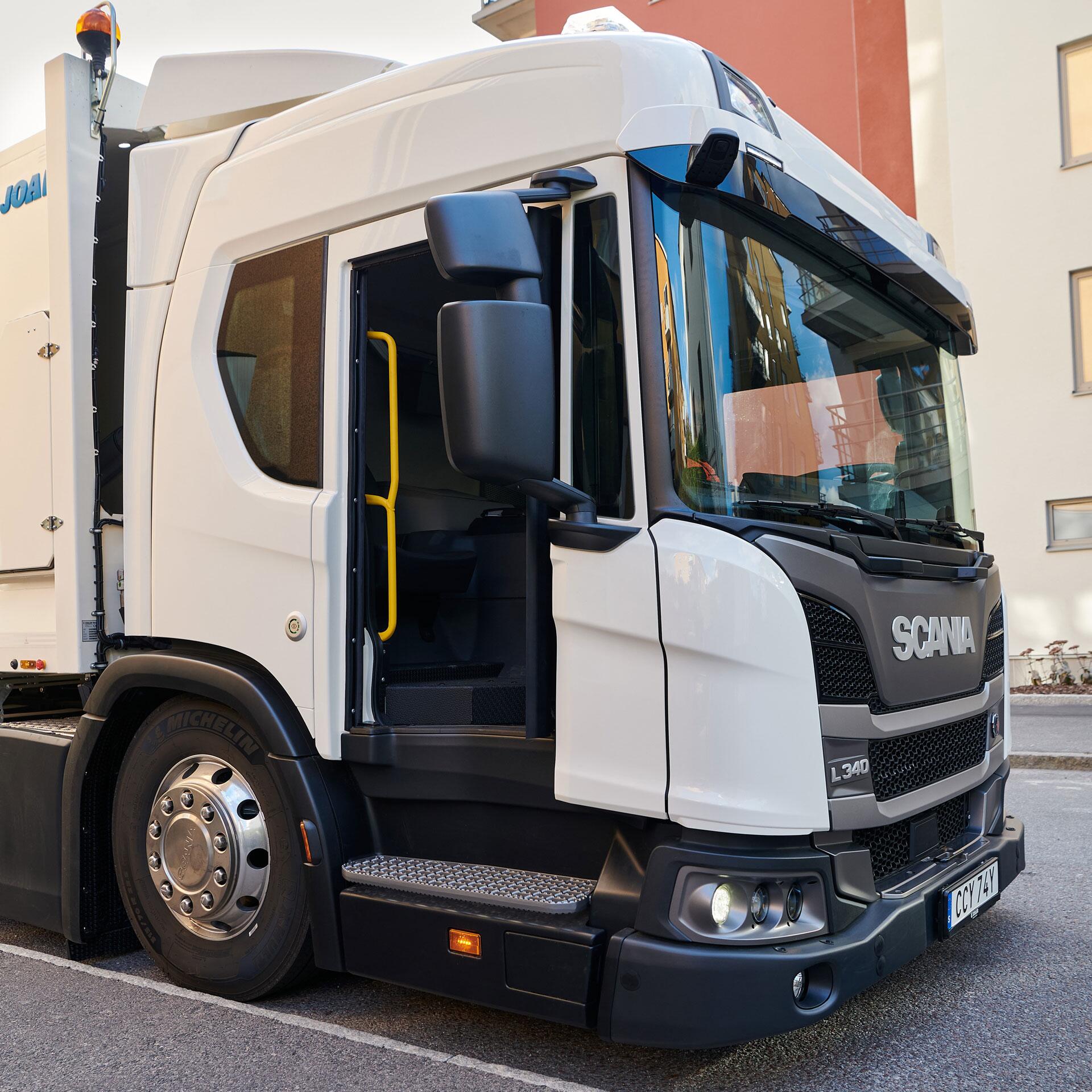 Sprendimas: „Scania“ L serijos sunkvežimių skaidrios miesto durys leidžia vairuotojui greitai ir saugiai išlipti iš kabinos iš keleivio pusės.